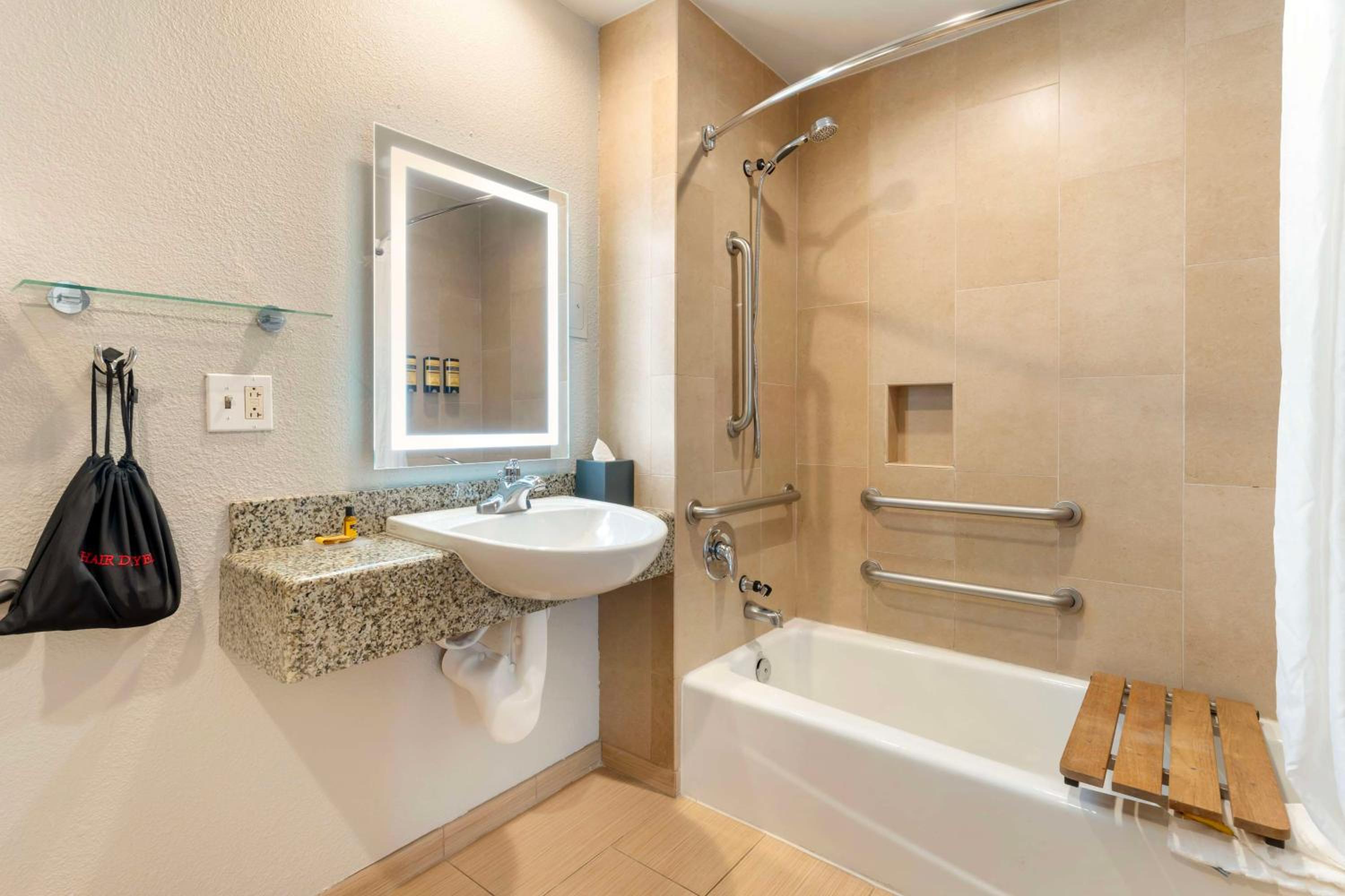 Queen Room - Disability Access Tub - Photo 4