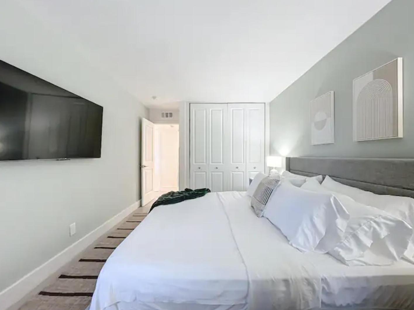 Two-Bedroom Apartment with Balcony and Sea View photo 3