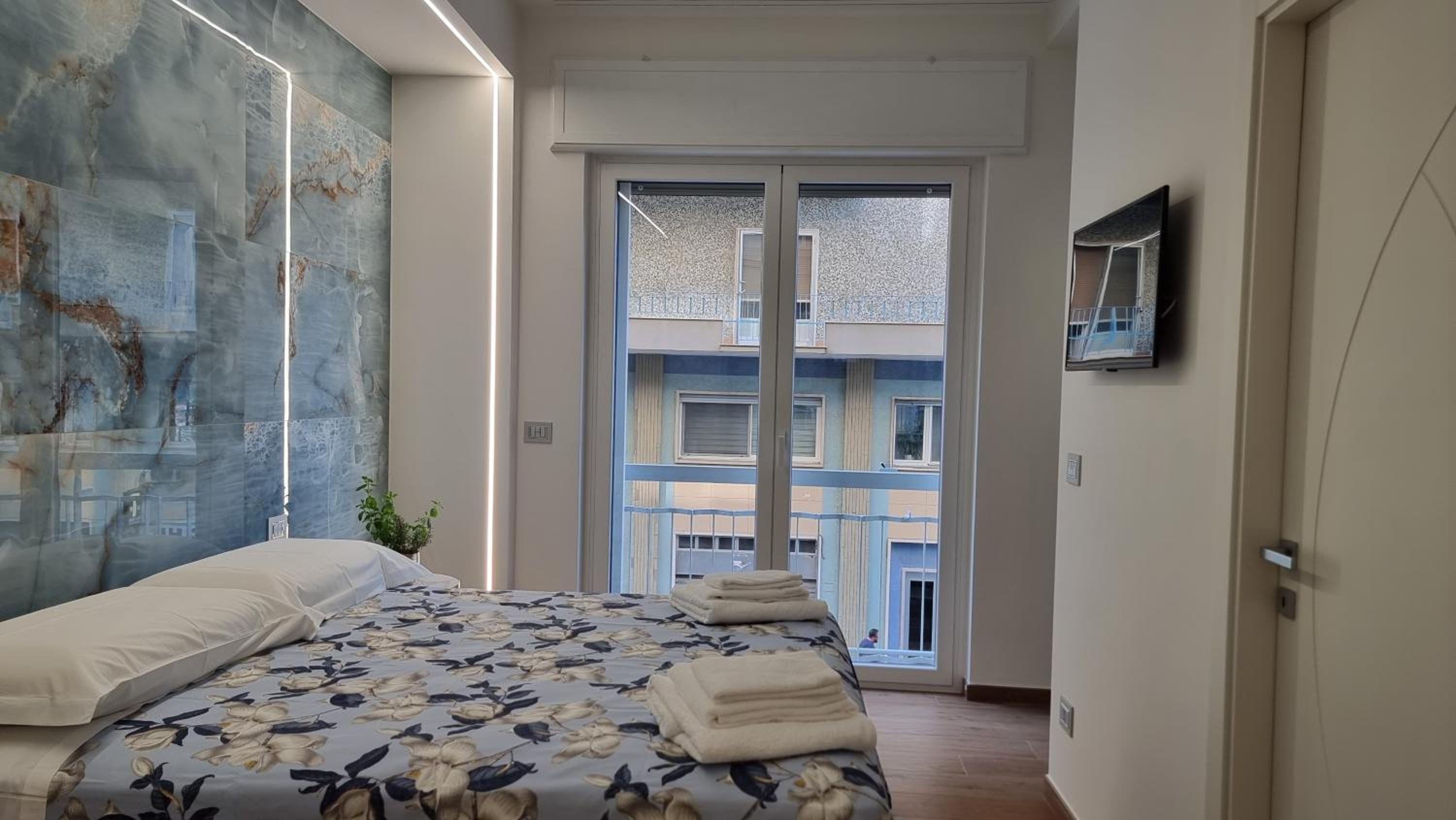 Deluxe Double Room with Side Sea View photo 1