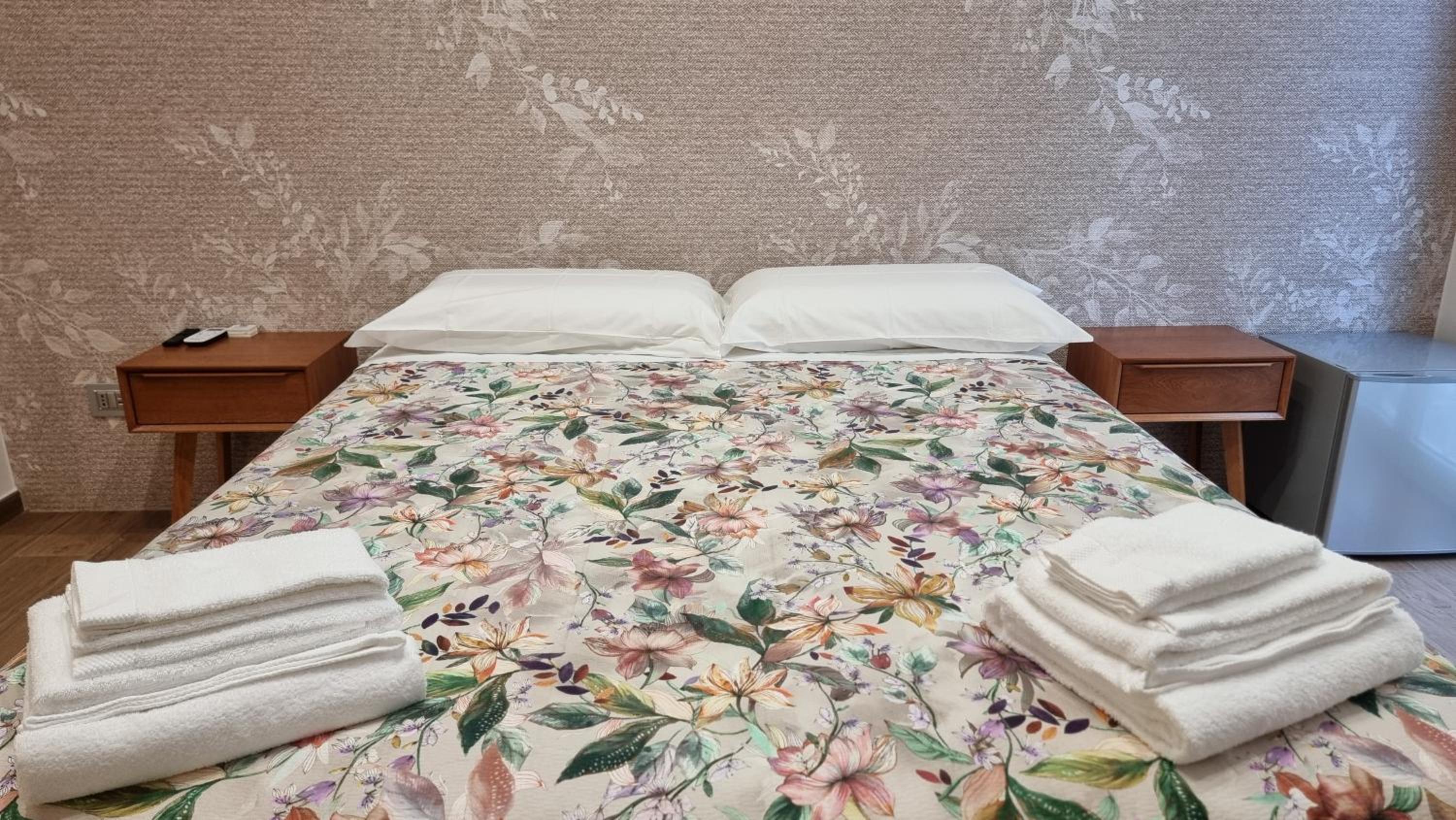 Deluxe King Room - Photo 2
