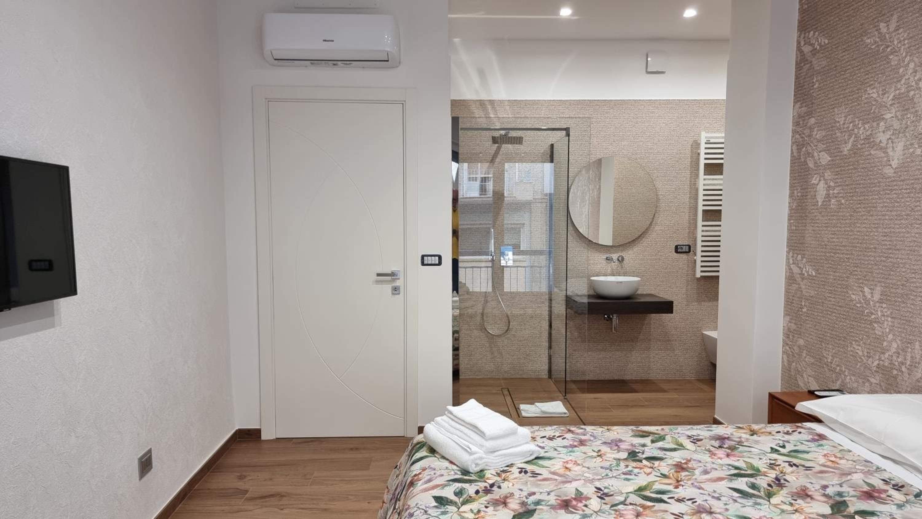 Deluxe King Room - Photo 4