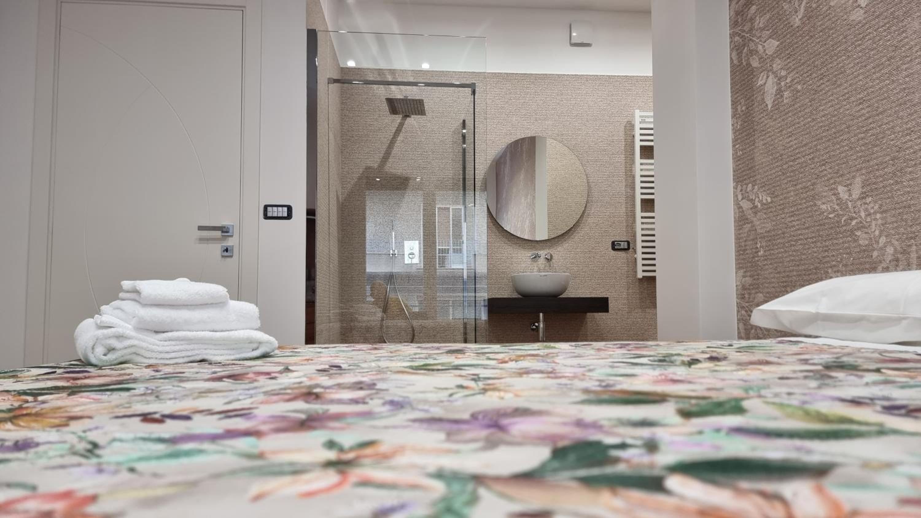 Deluxe King Room - Photo 3