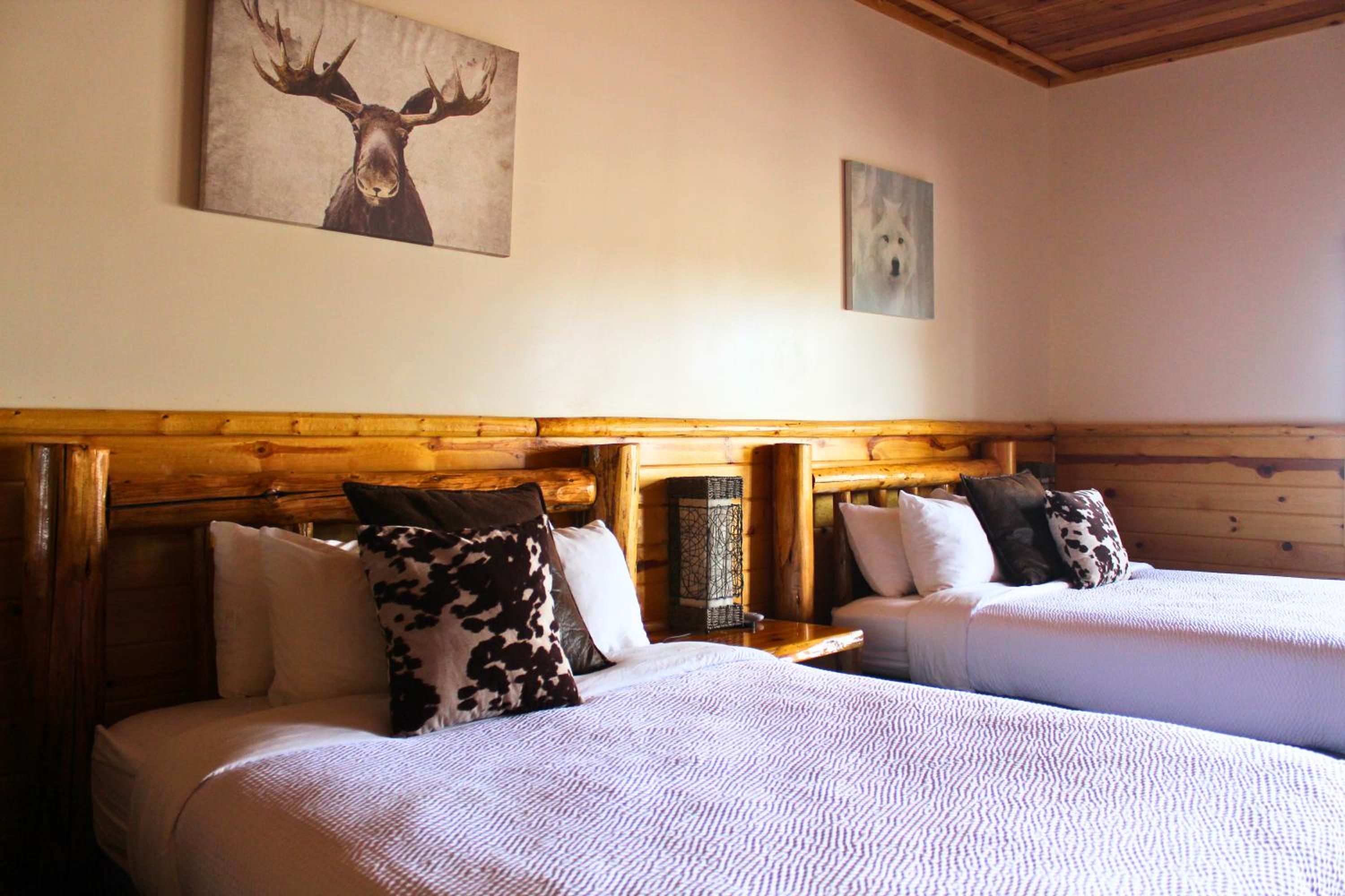 Main Lodge with 3 Queen Beds photo 3