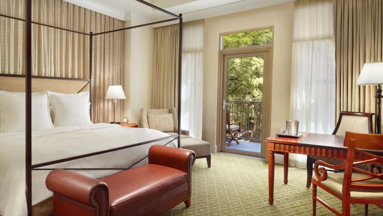 Premier Riverview Room – 1 King Bed - Photo 2