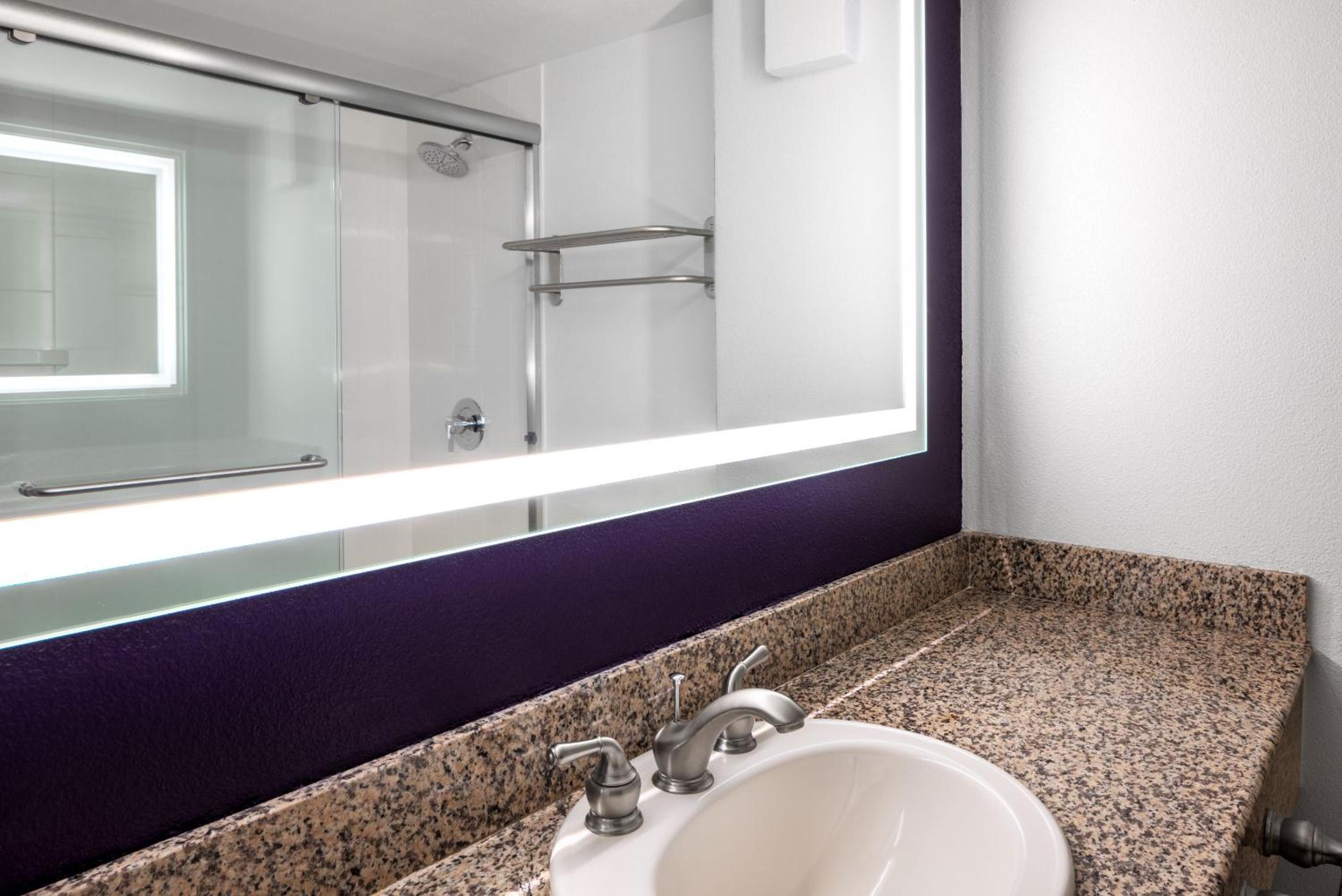 North Tower Riverview King Nonsmoking  (Newly Renovated)  - Photo 4