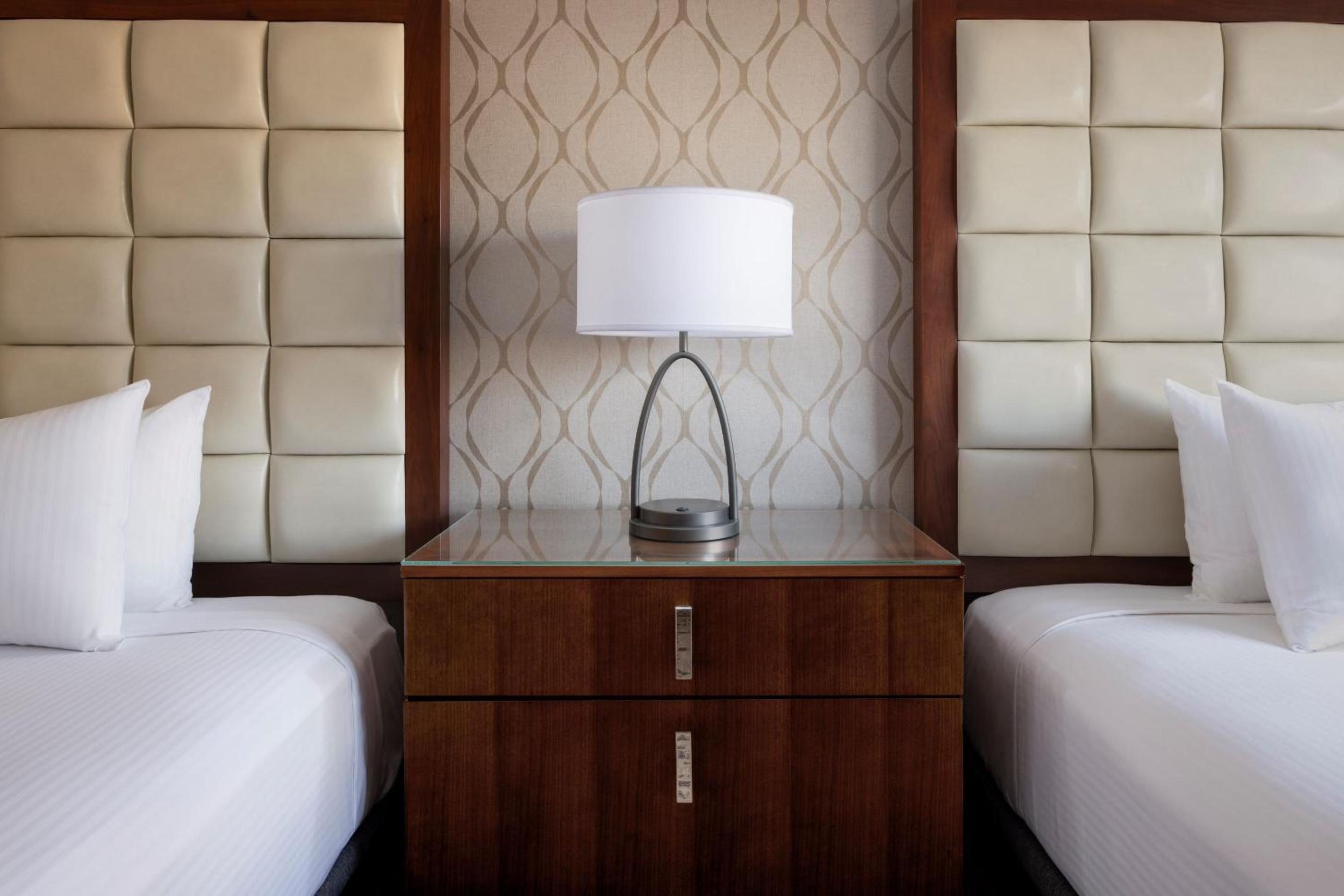 North Tower Luxury  2 Queens Non Smoking (Newly Renovated)     - Photo 5
