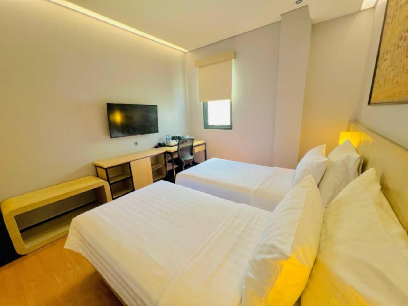 Superior Twin Room with Shower Only - Non-Smoking - Photo 4