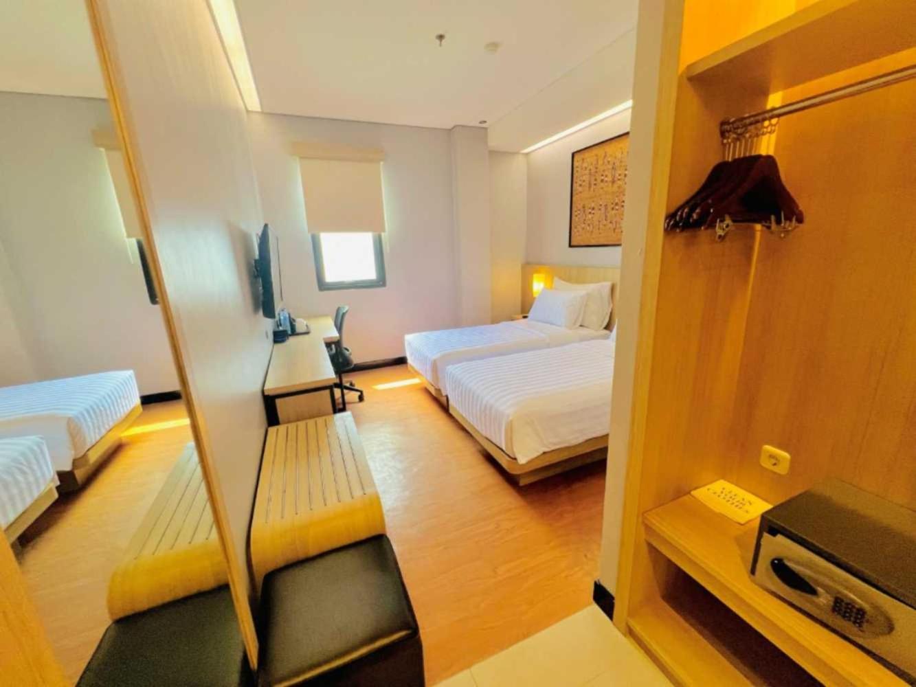 Superior Twin Room with Shower Only - Non-Smoking - Photo 3