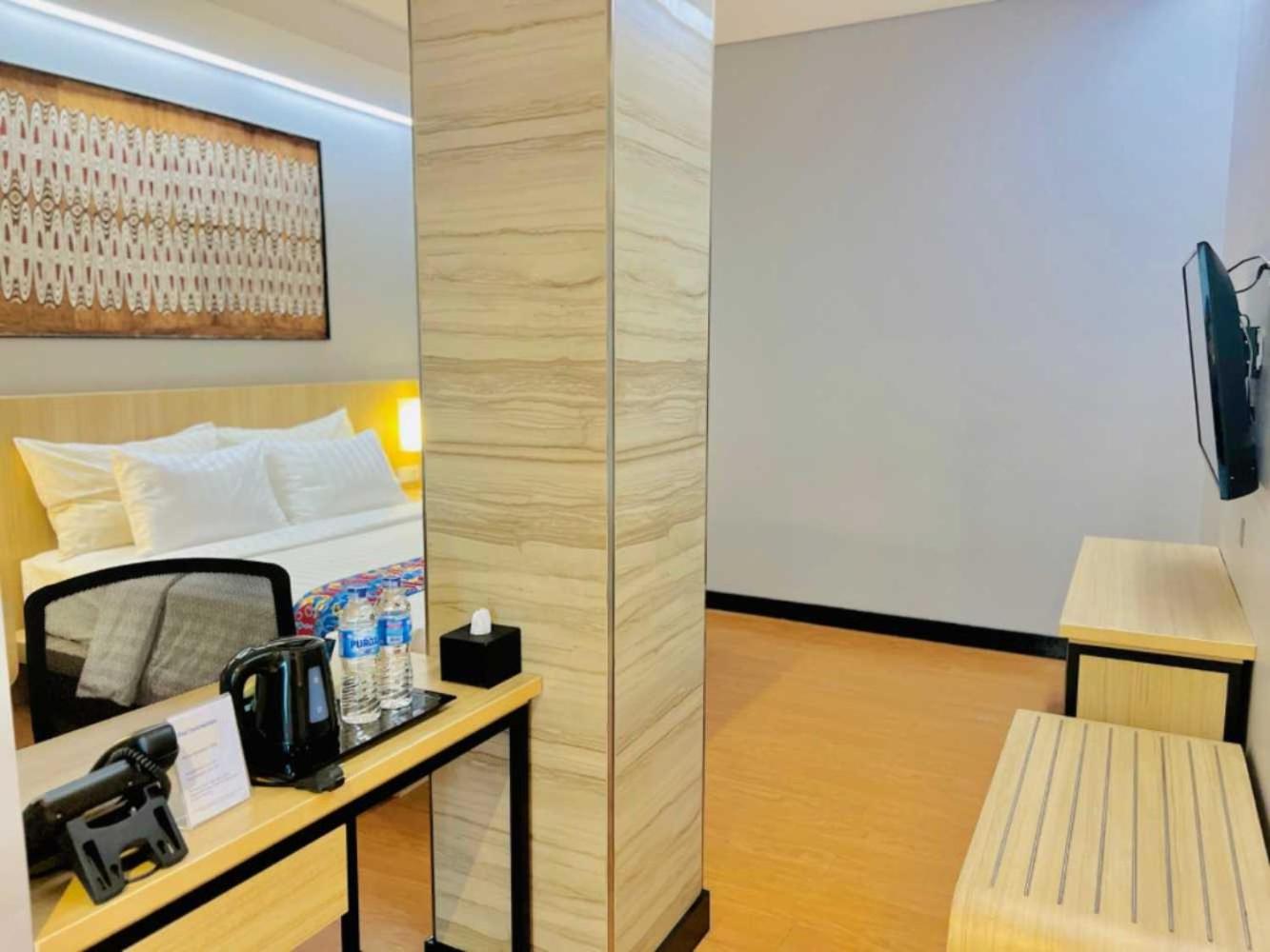 Deluxe Double Room with Shower Only - Smoking - Photo 4
