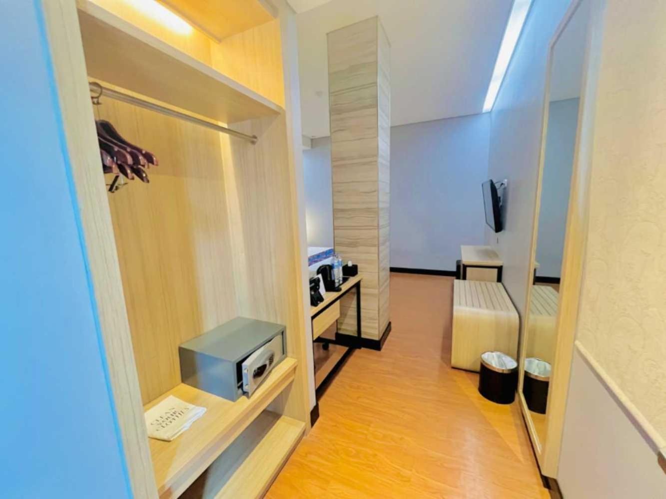 Deluxe Double Room with Shower Only - Smoking - Photo 1