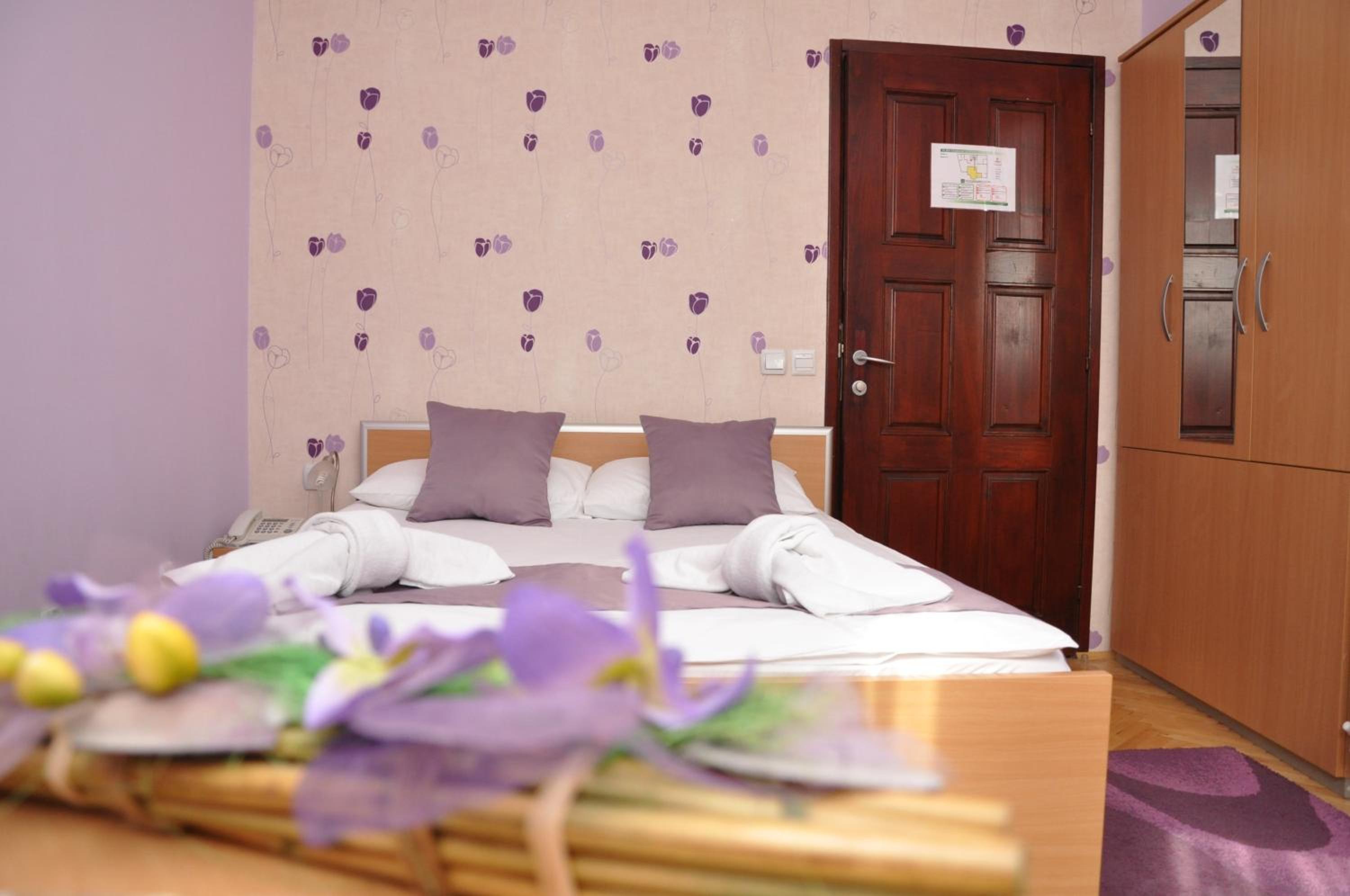 Double Room - Photo 8