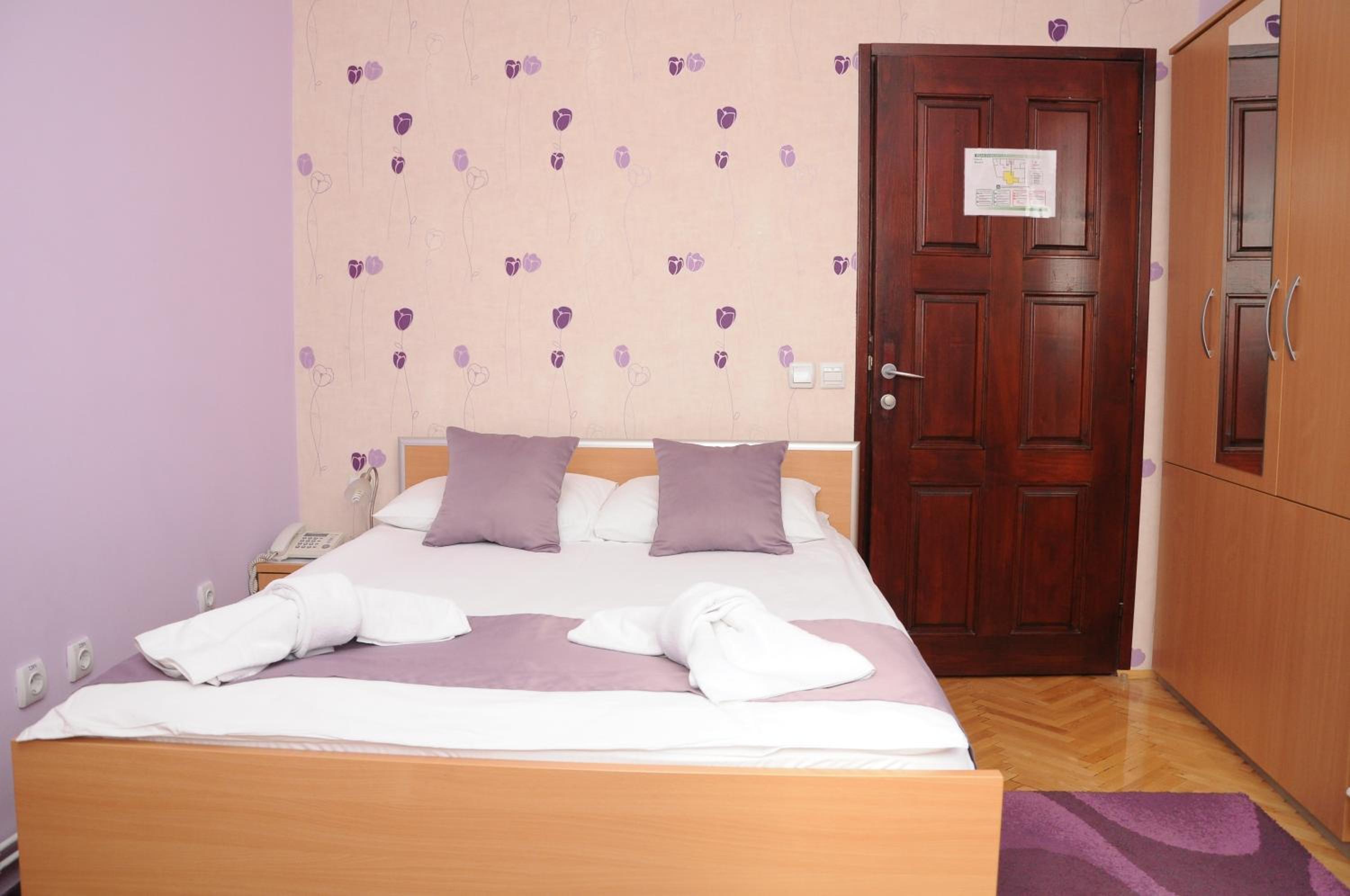 Double Room - Photo 9