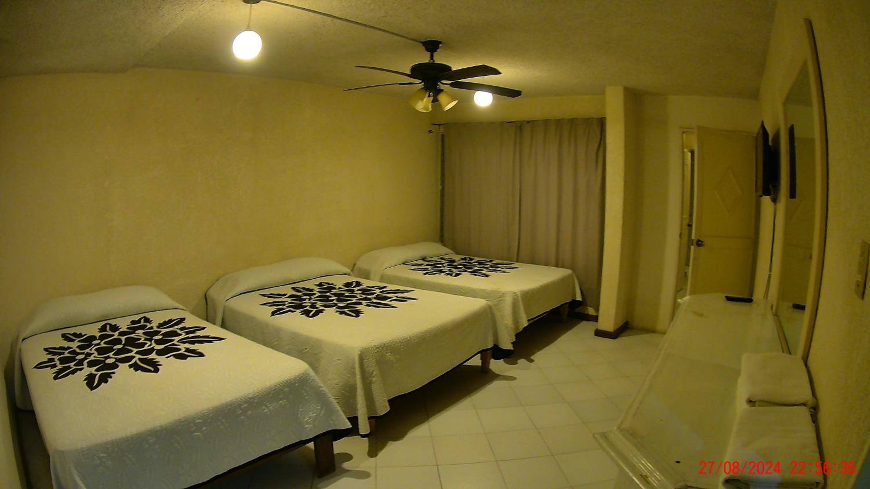 Family Room with Private Bathroom photo 3