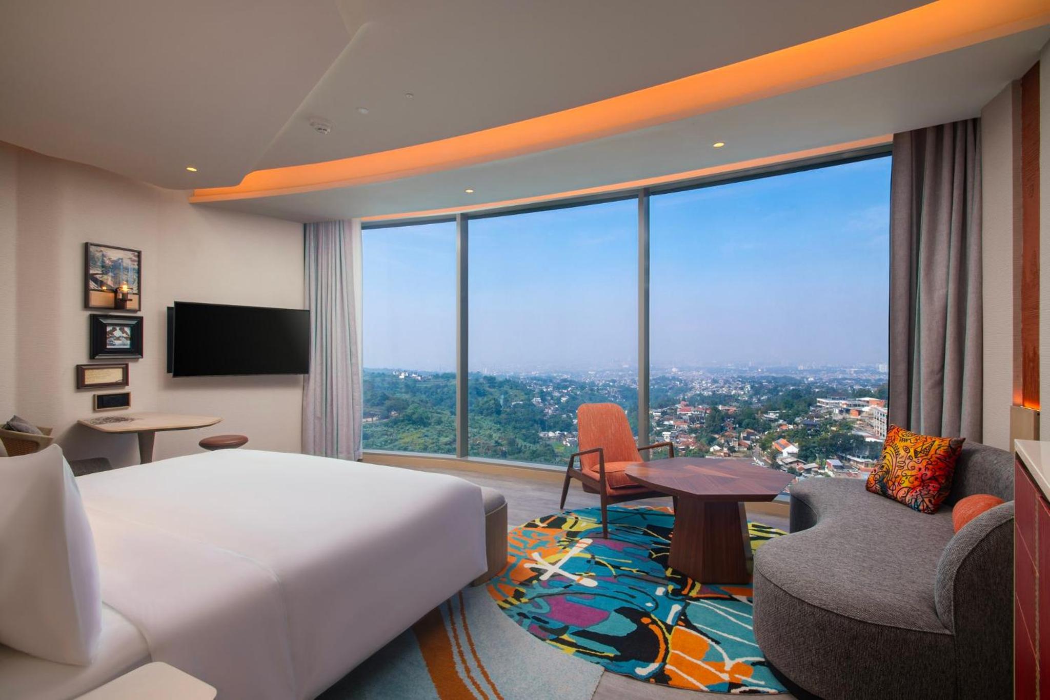 King Suite with City View - Photo 3