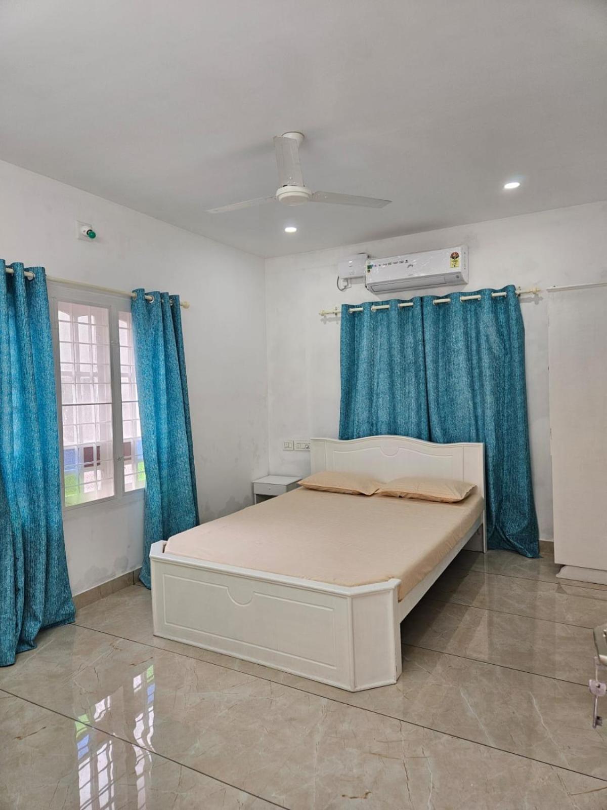 Deluxe Double Room (2 Adults + 1 Child)
