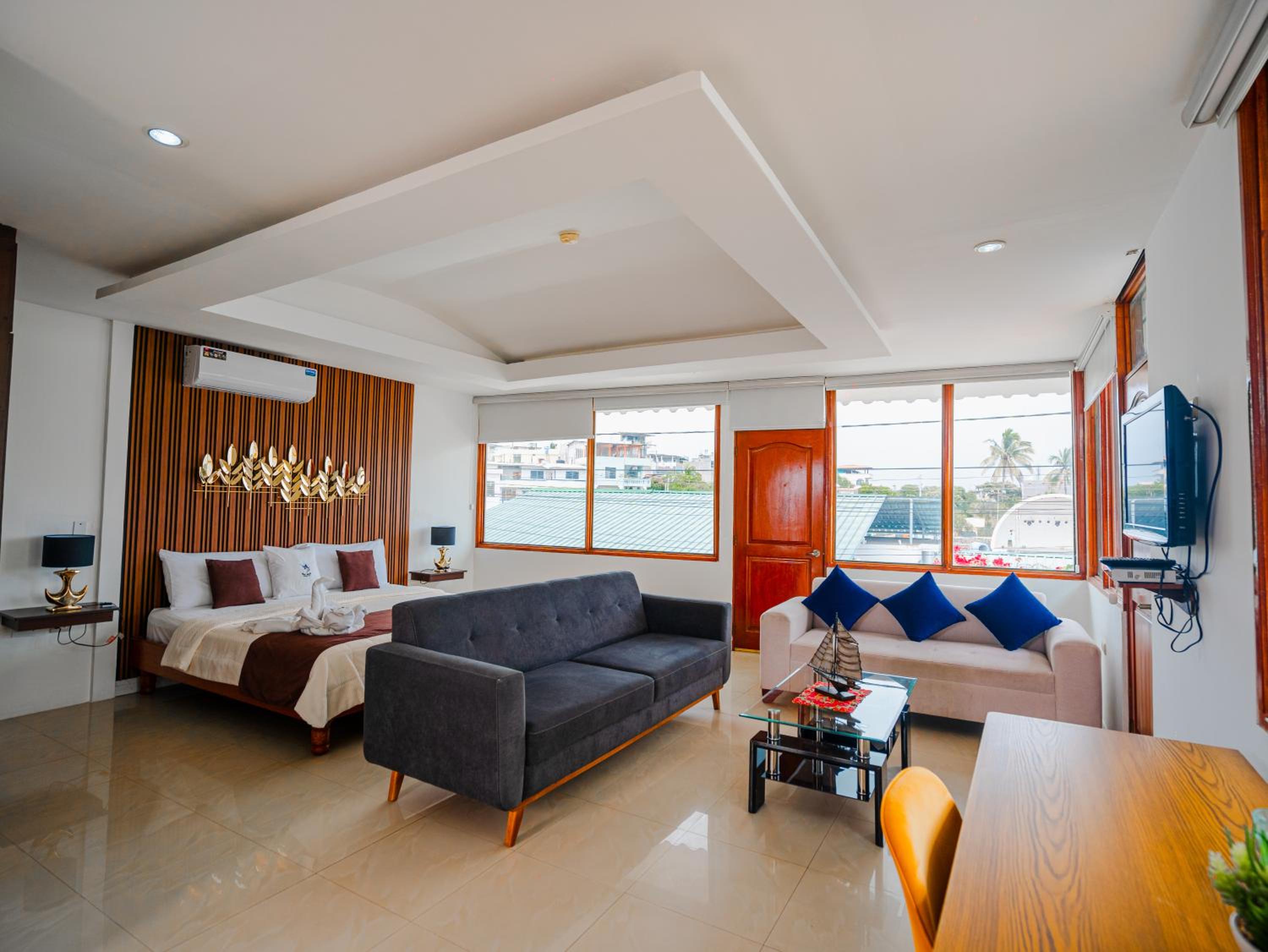 King Suite with Pool View