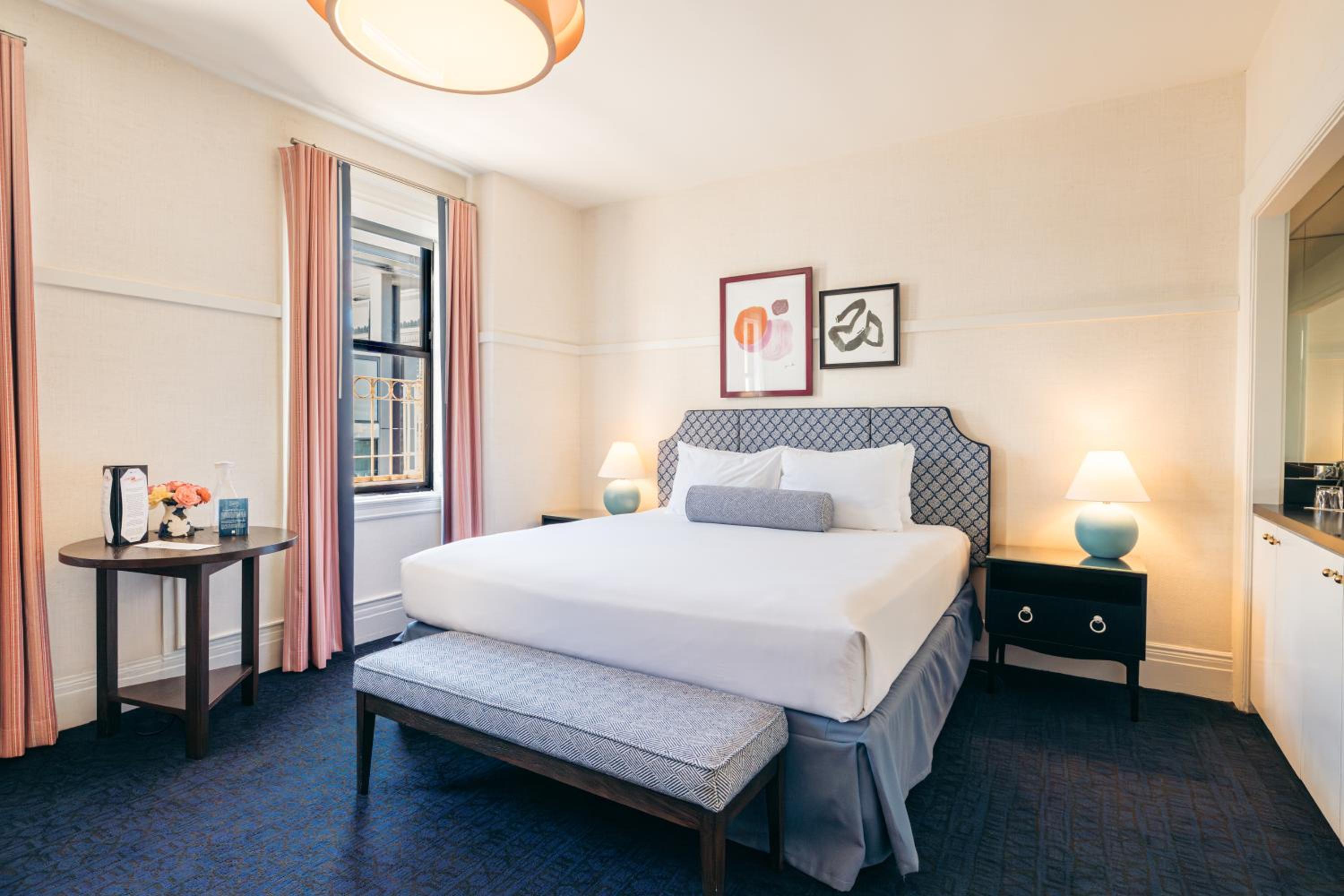 Premium King Room - Photo 4