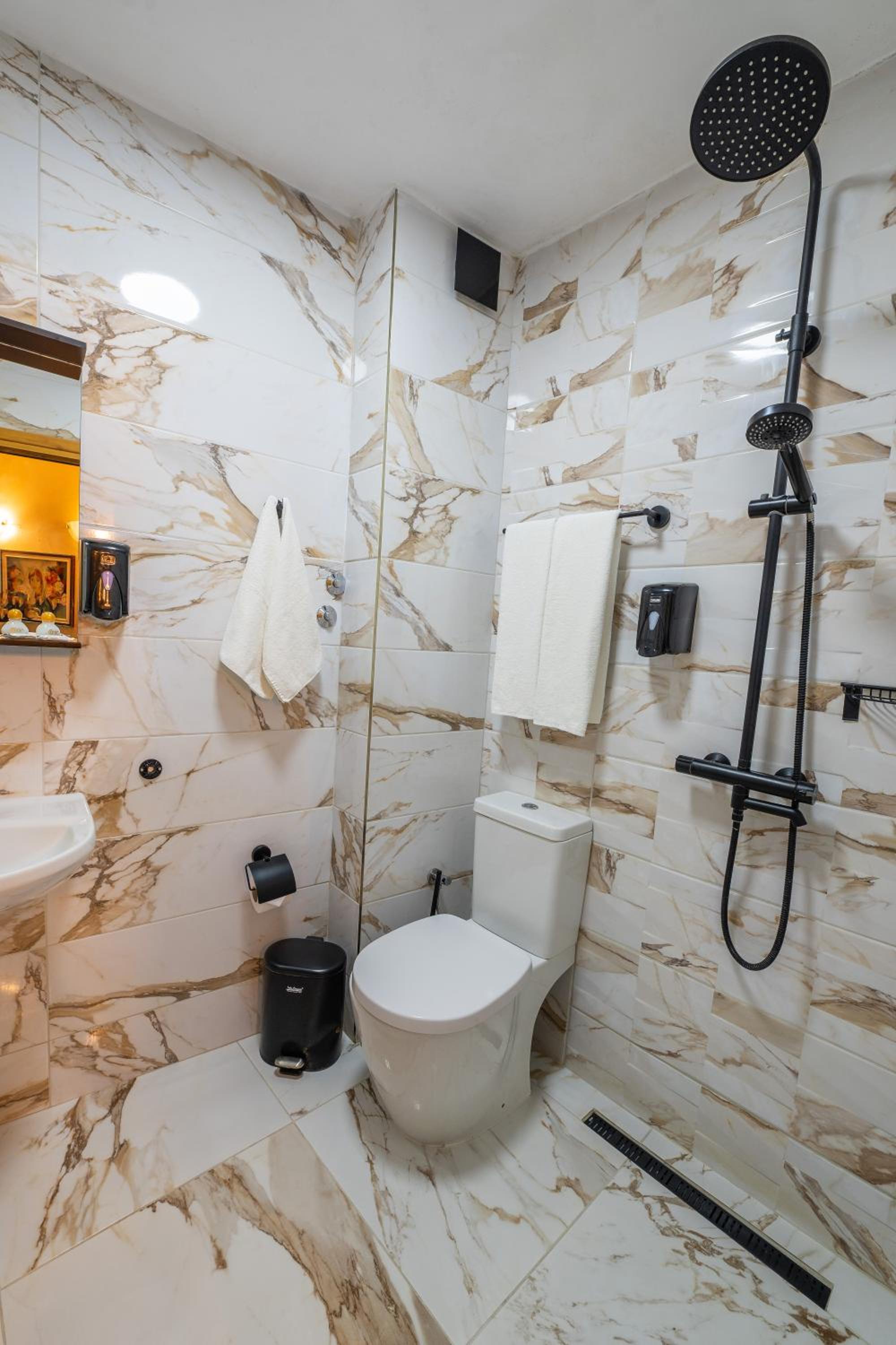 Double or Twin Room - Photo 4