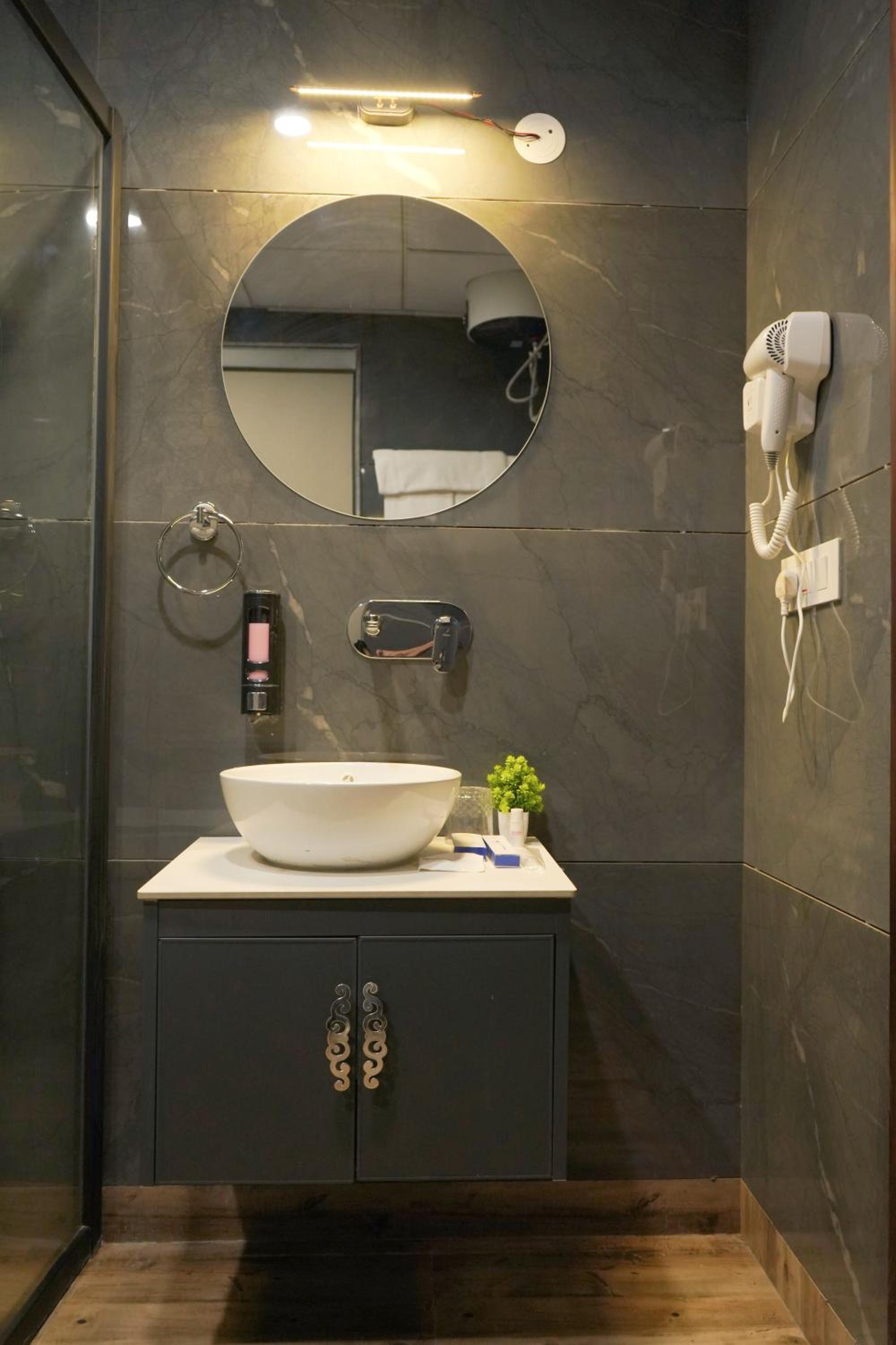 Suite with Bathtub and Balcony photo 2