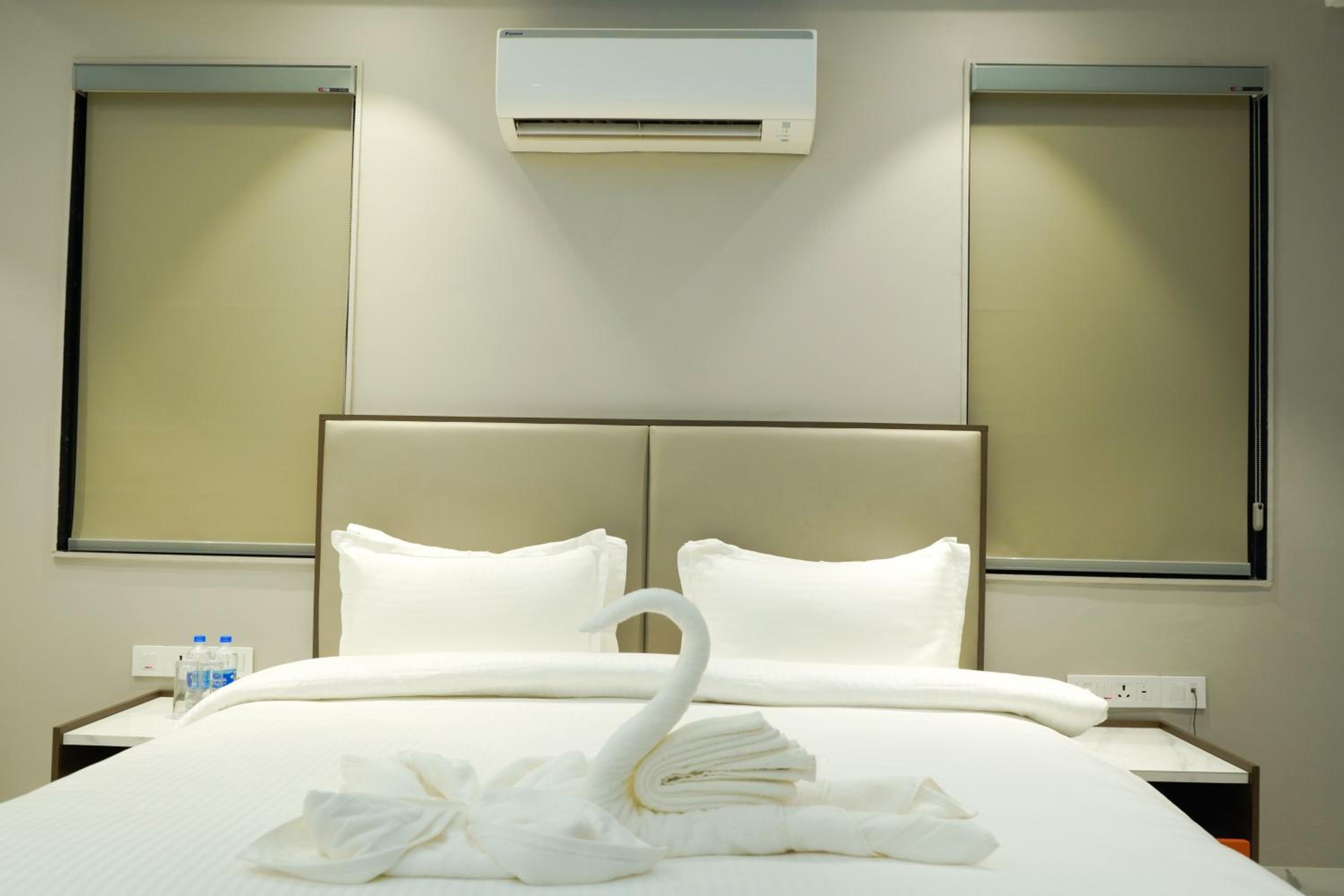 Deluxe King Room with Balcony photo 2