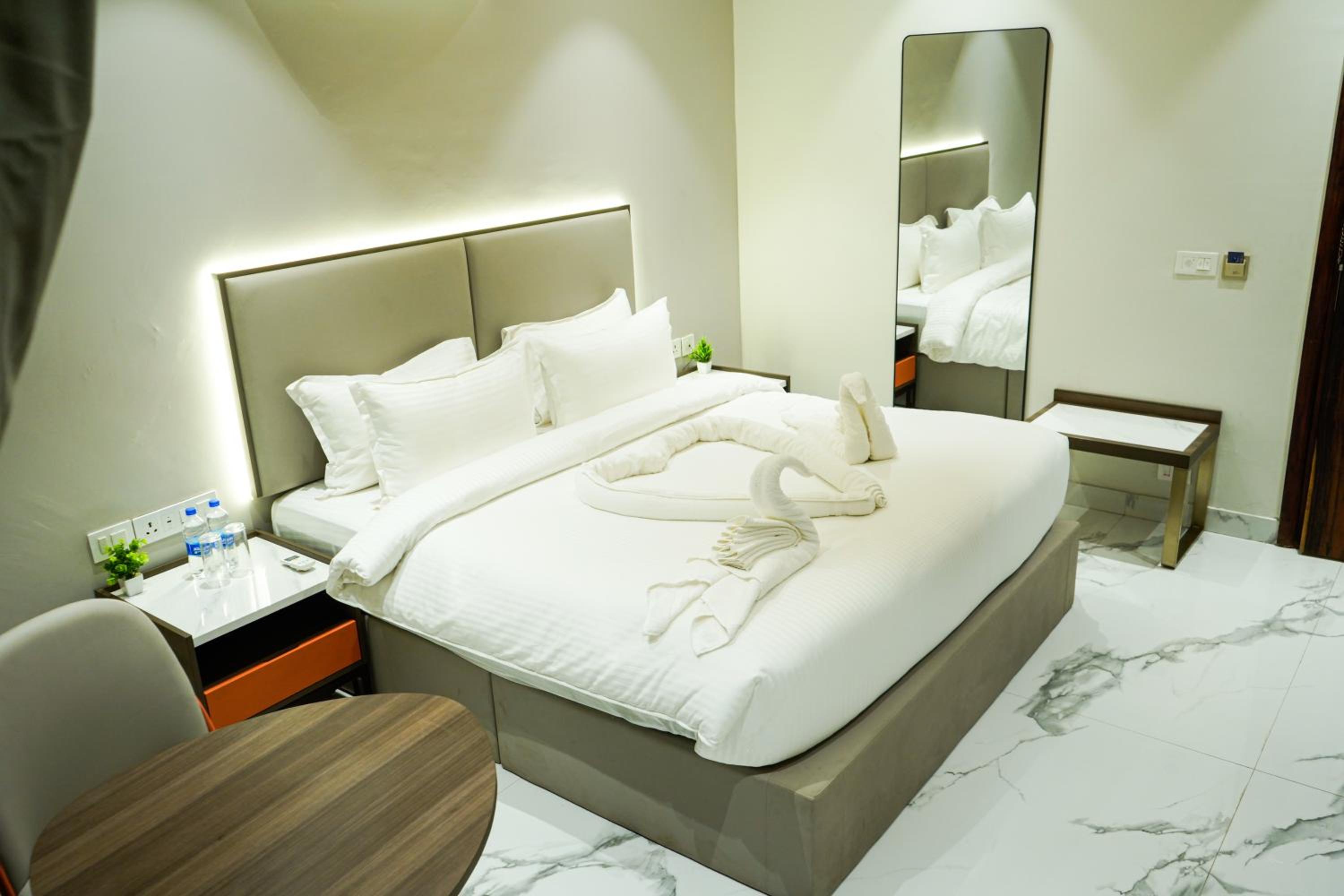Deluxe King Room with Balcony photo 3