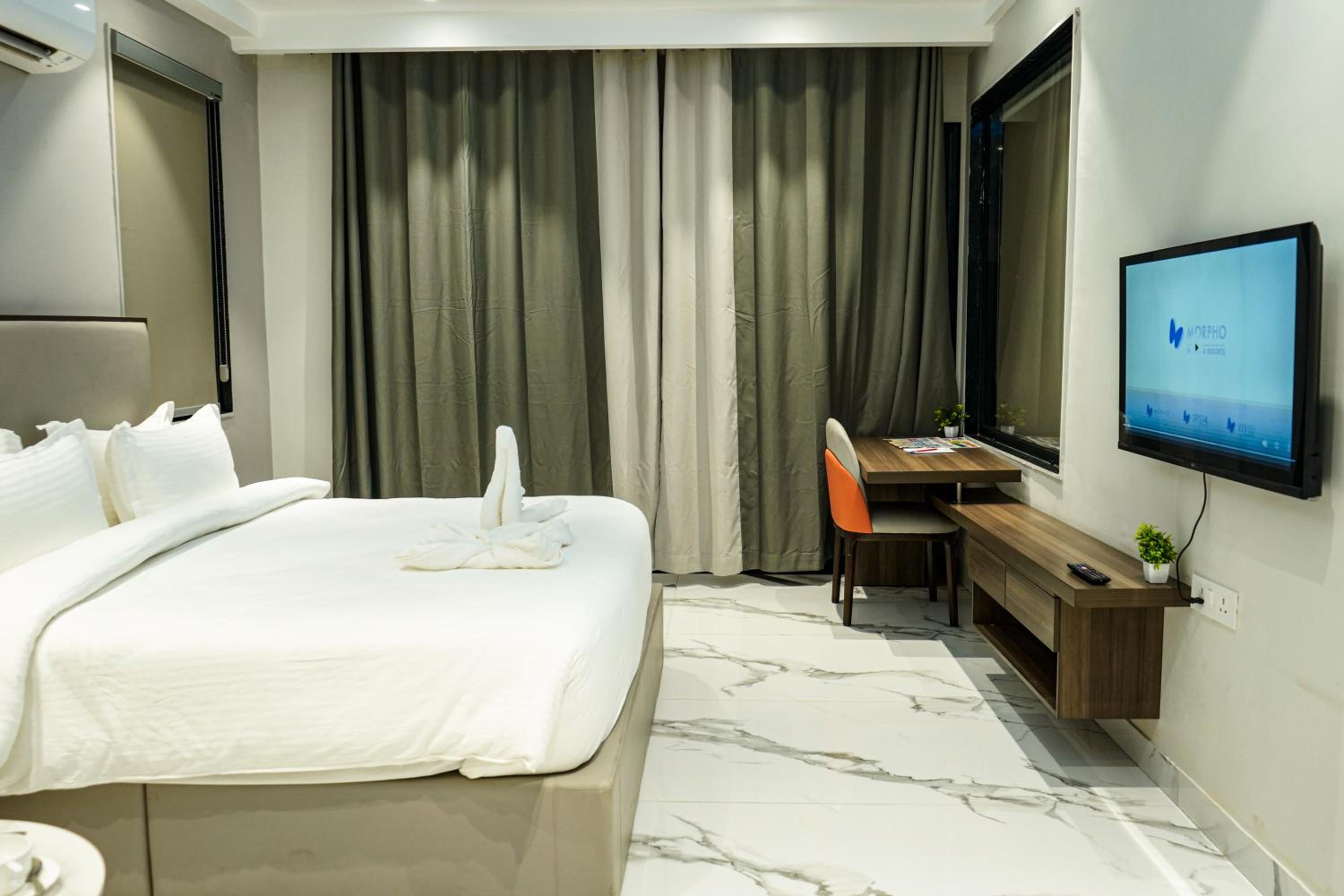 Deluxe King Room with Balcony photo 1