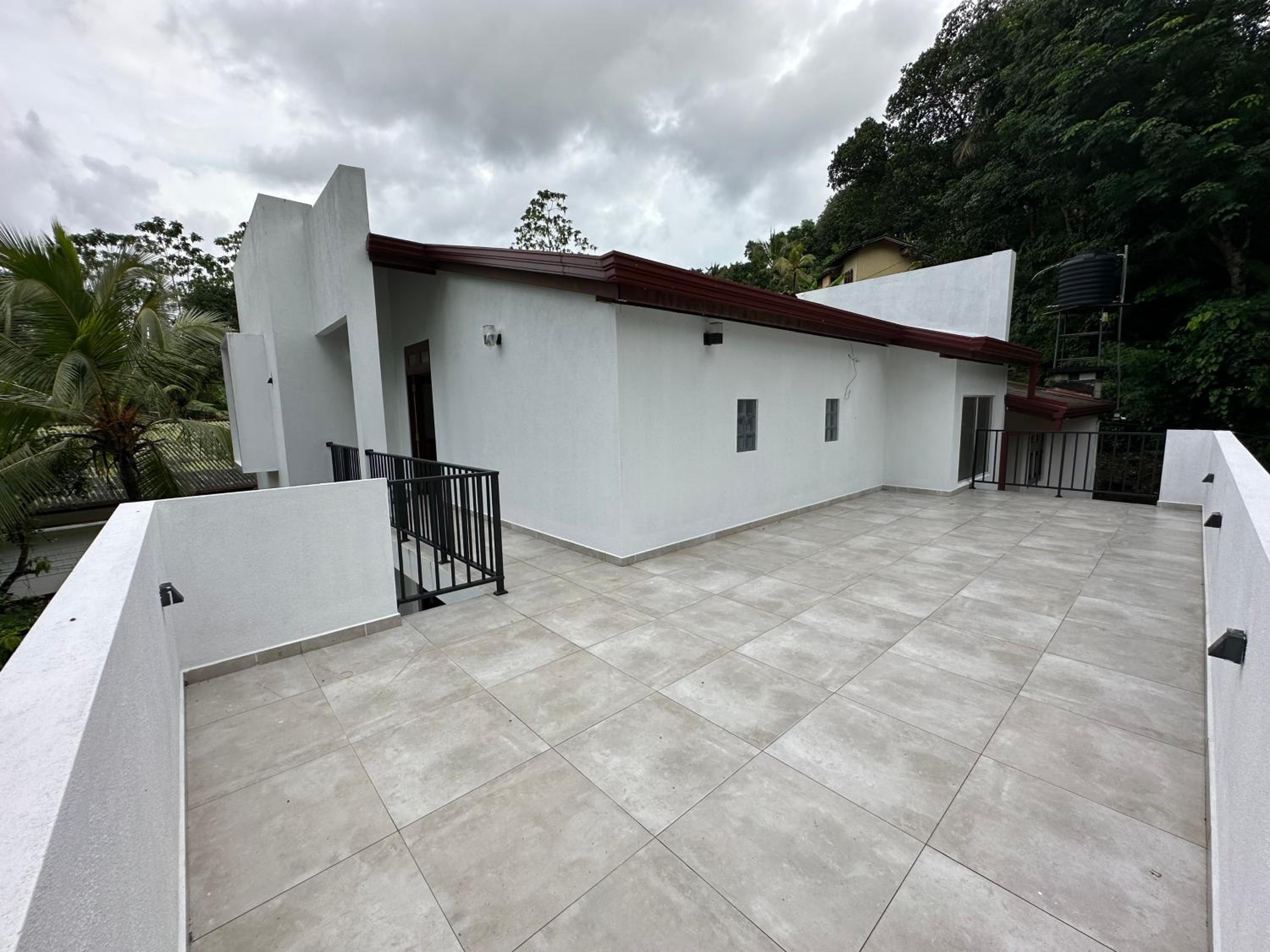 Five-Bedroom House photo 2