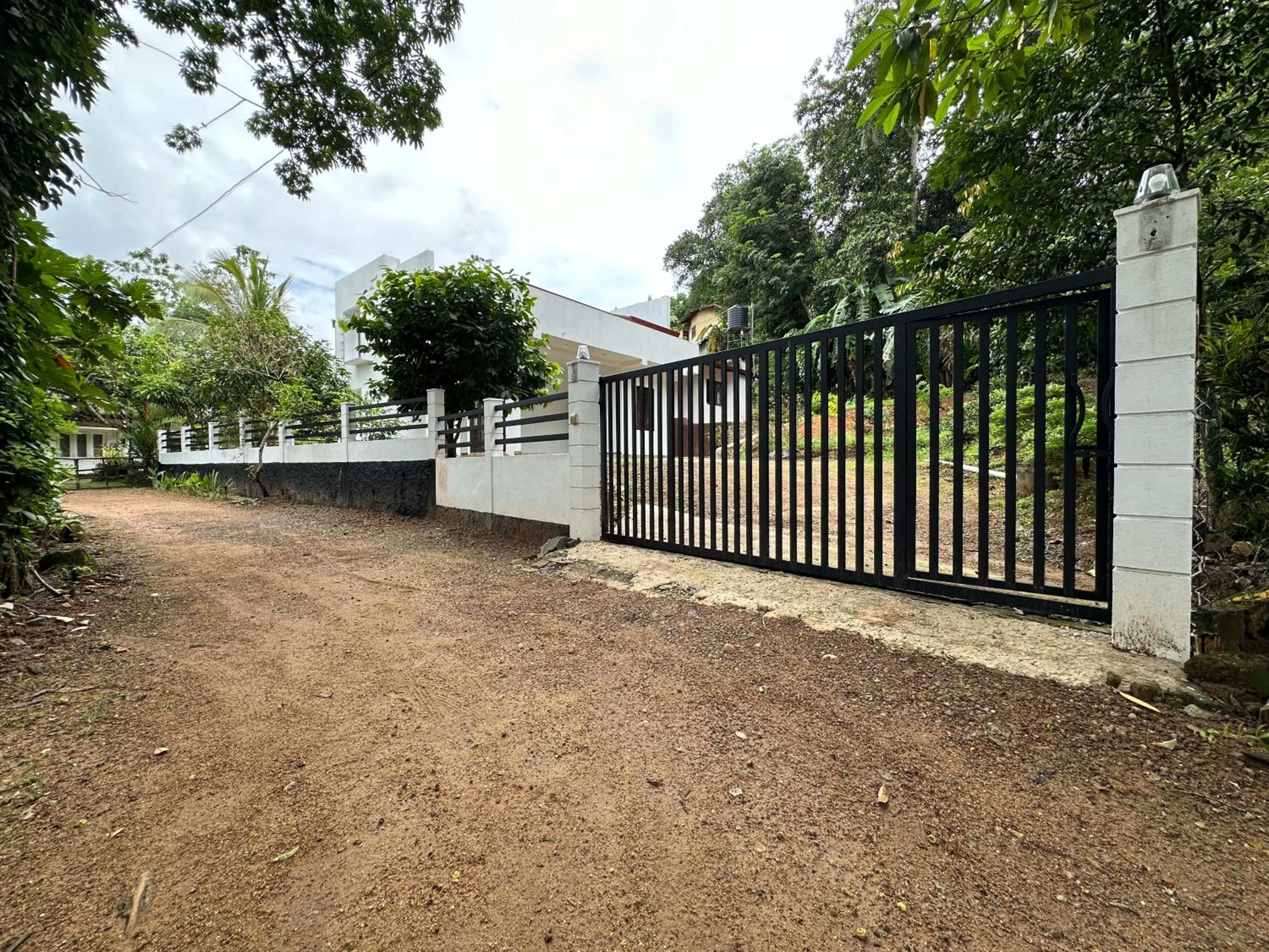 Five-Bedroom House photo 3