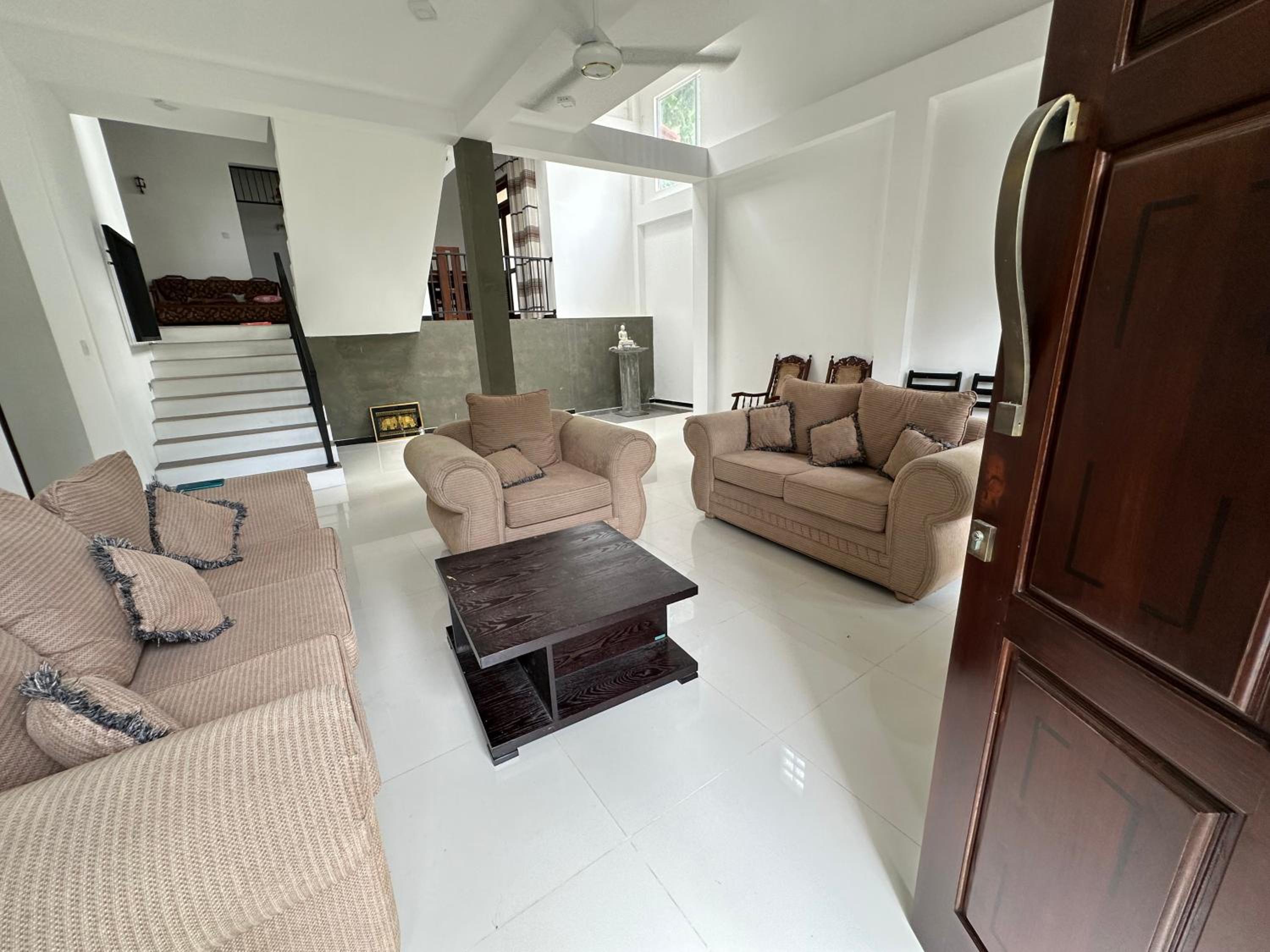 Five-Bedroom House photo 1