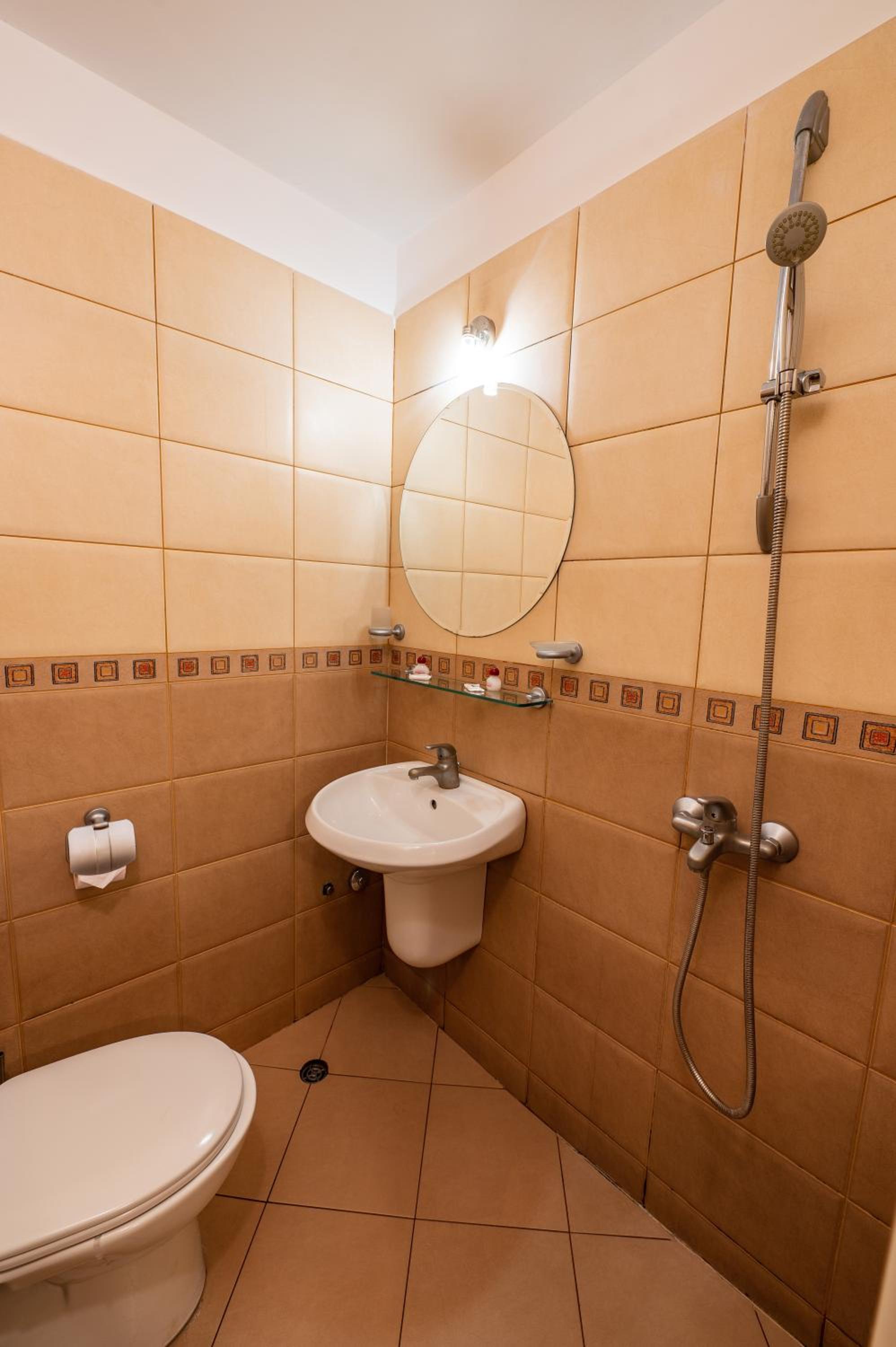 Double Room with Balcony - Photo 6