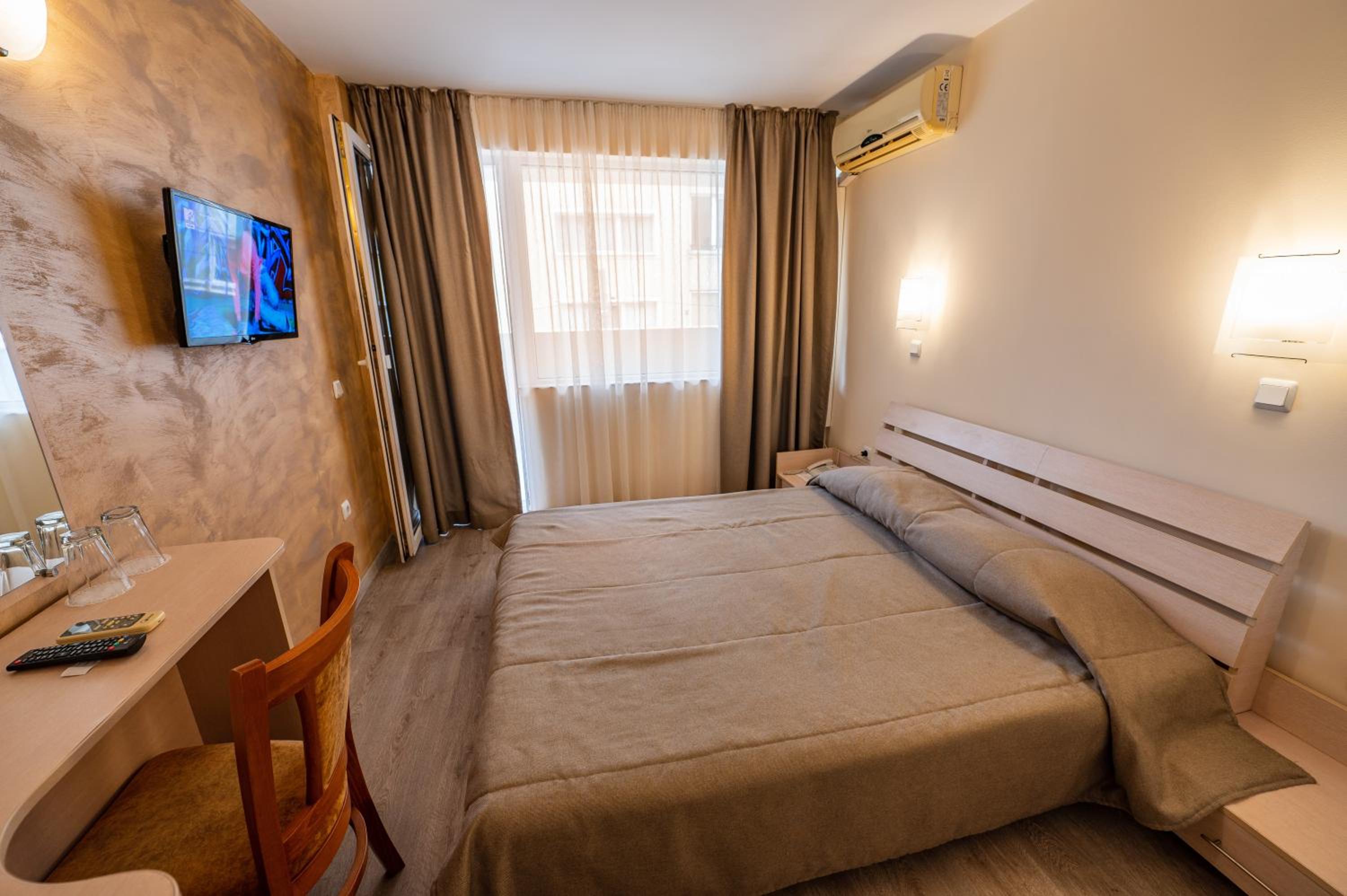 Double or Twin Room - Photo 4