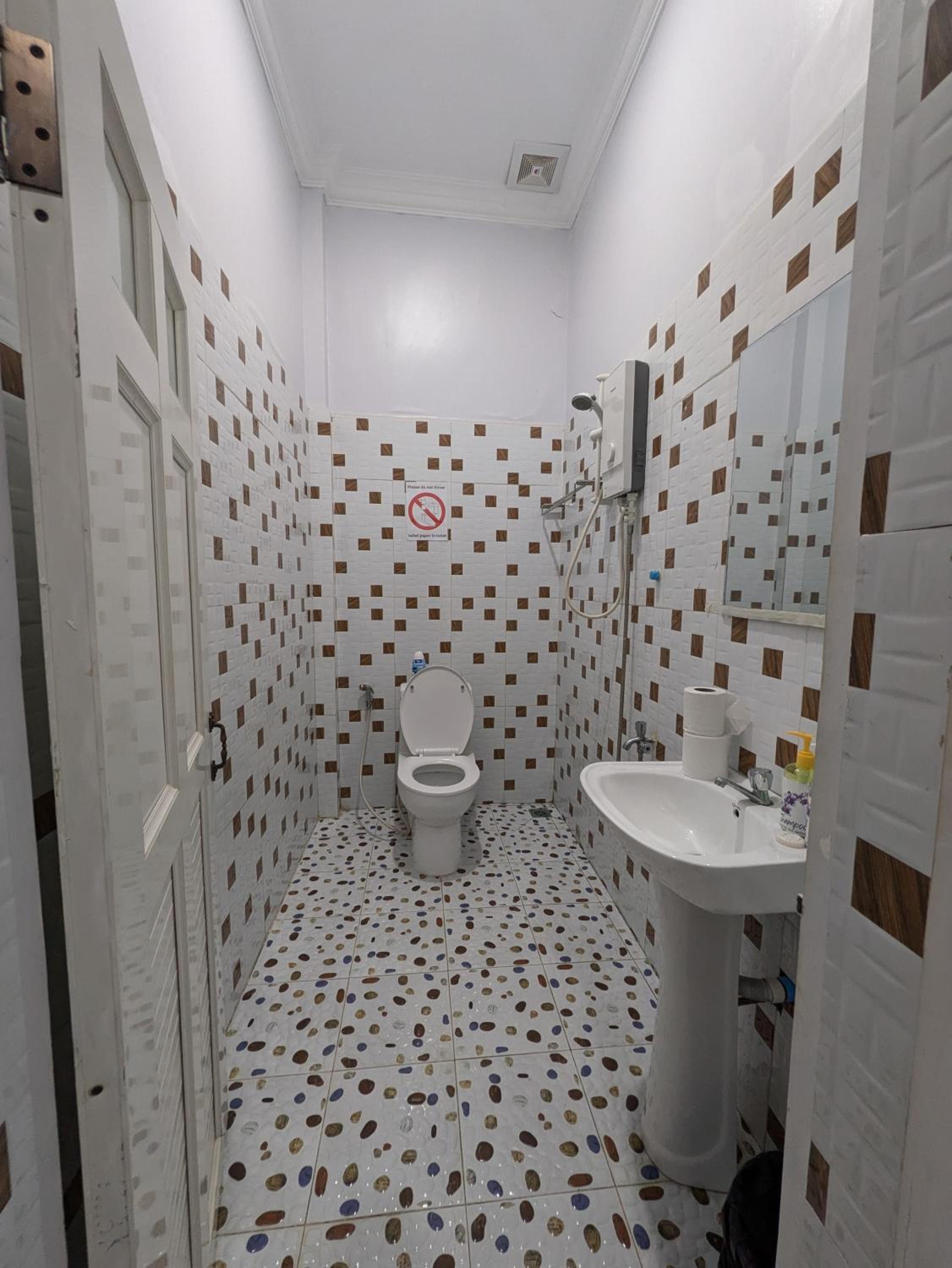 Quadruple Room with Private Bathroom photo 2
