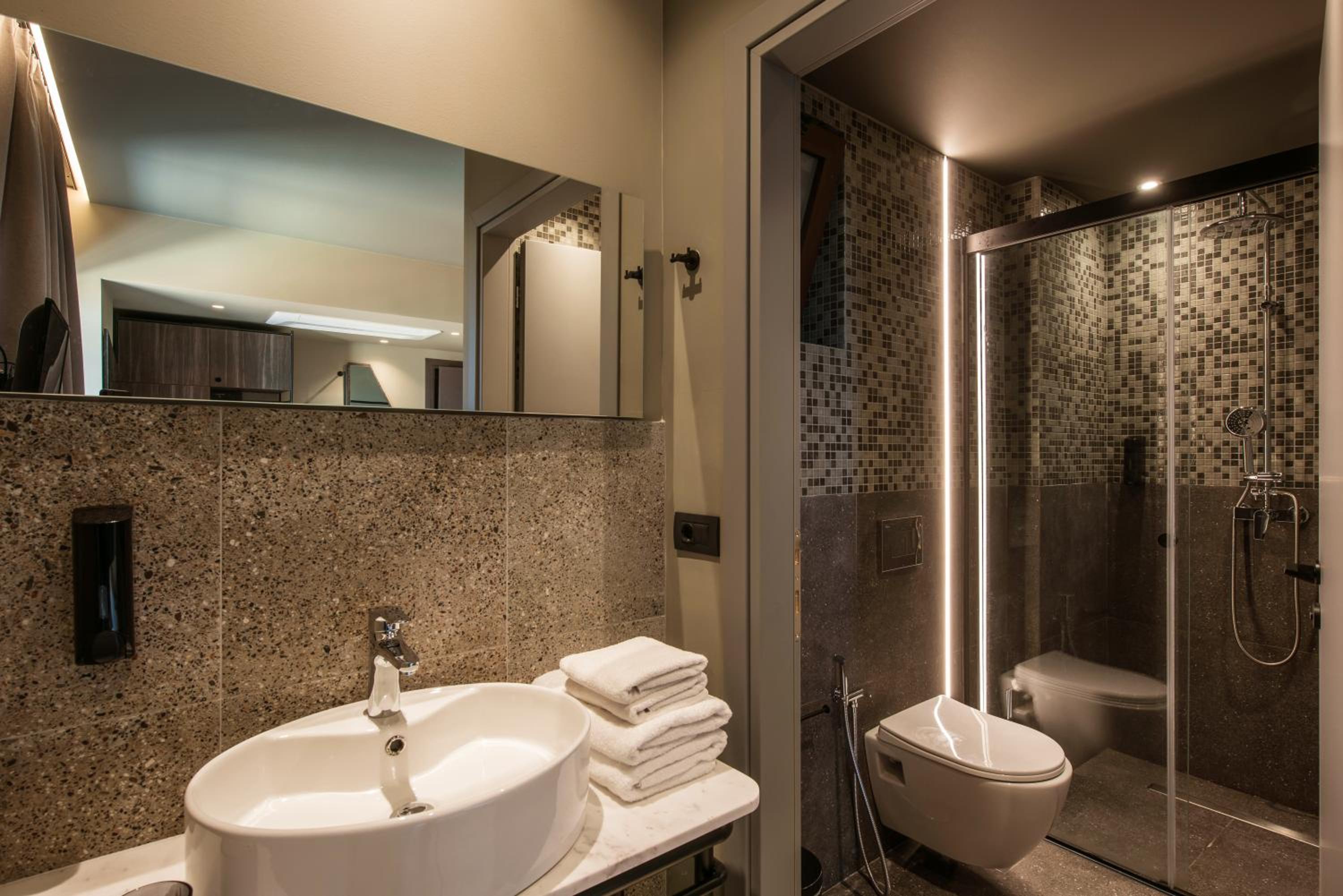 Standard Double Room - Photo 13