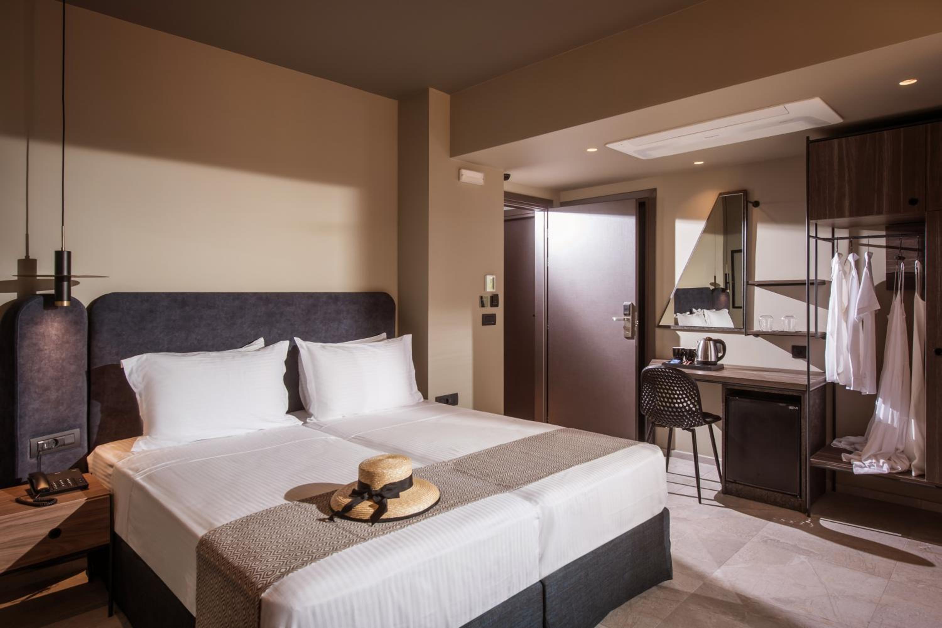 Standard Double Room - Photo 12