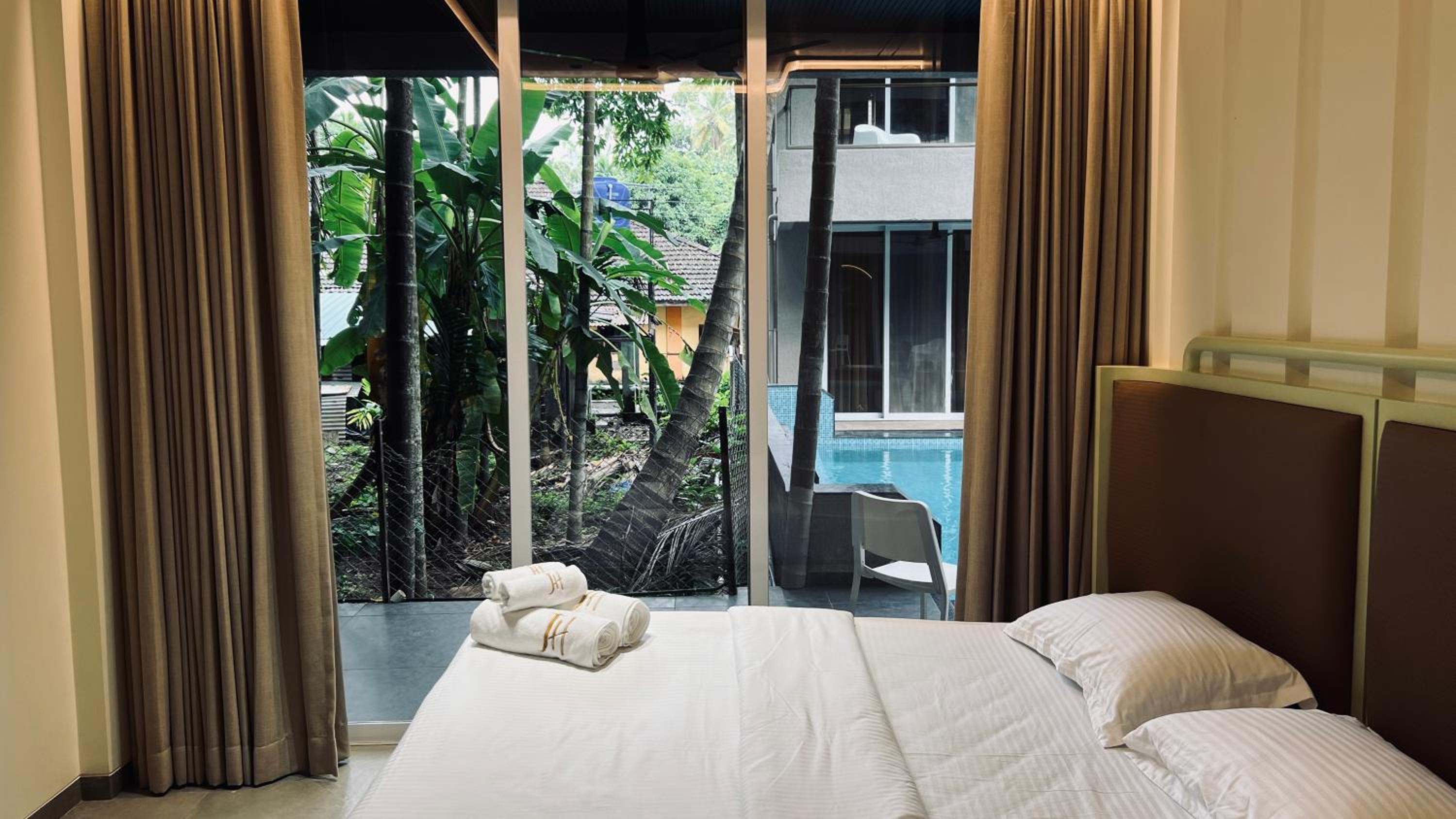 Deluxe Double or Twin Room with Pool View photo 3