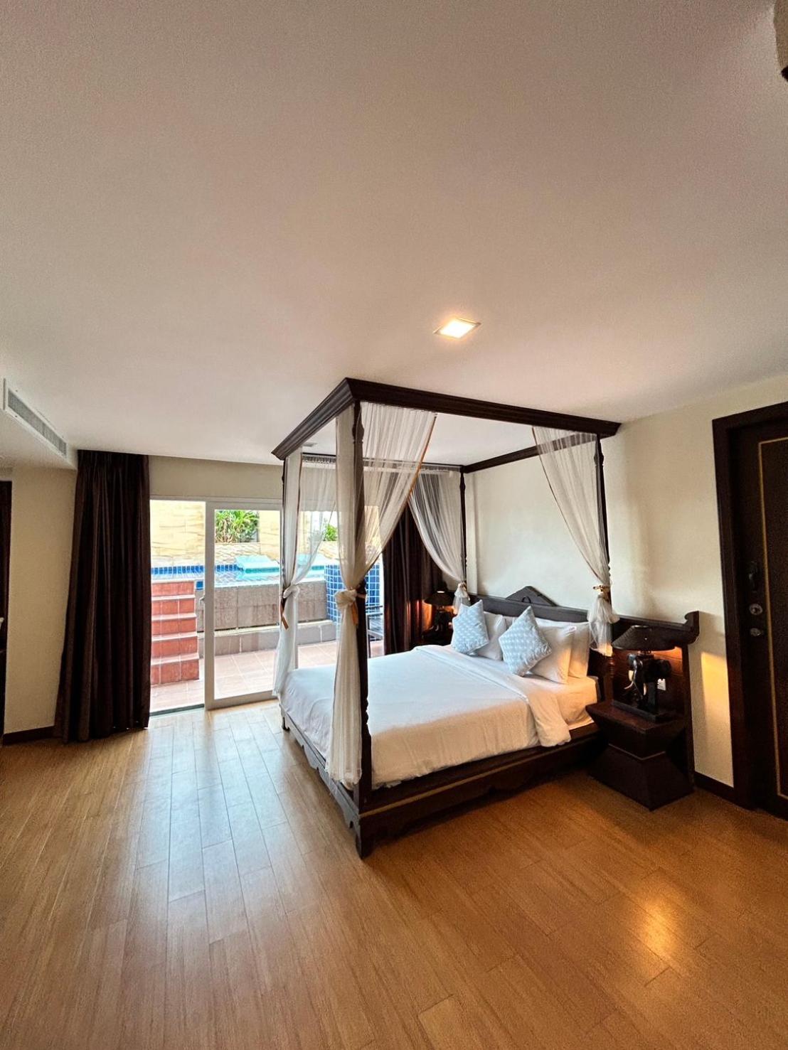 Luxury Suite with Pool Access  - Photo 13