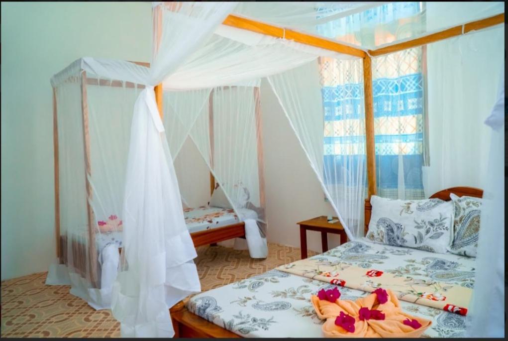 Basic Triple Room with Shared Bathroom