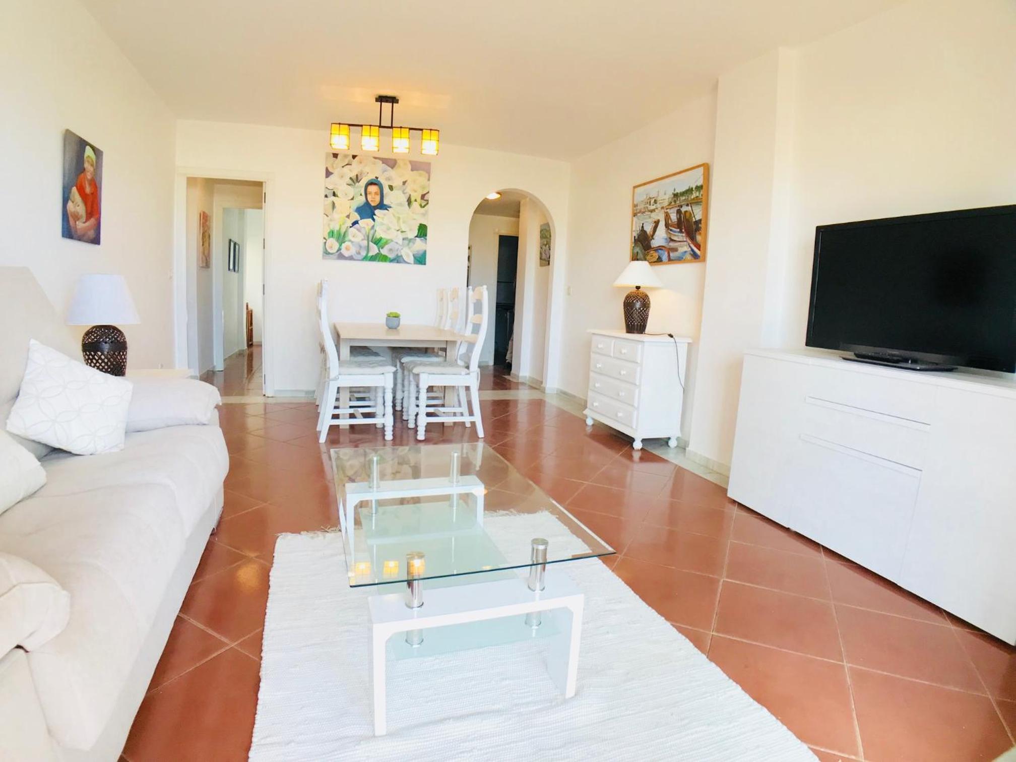 Apartamento de Tres Habitaciones - Frente al Mar
