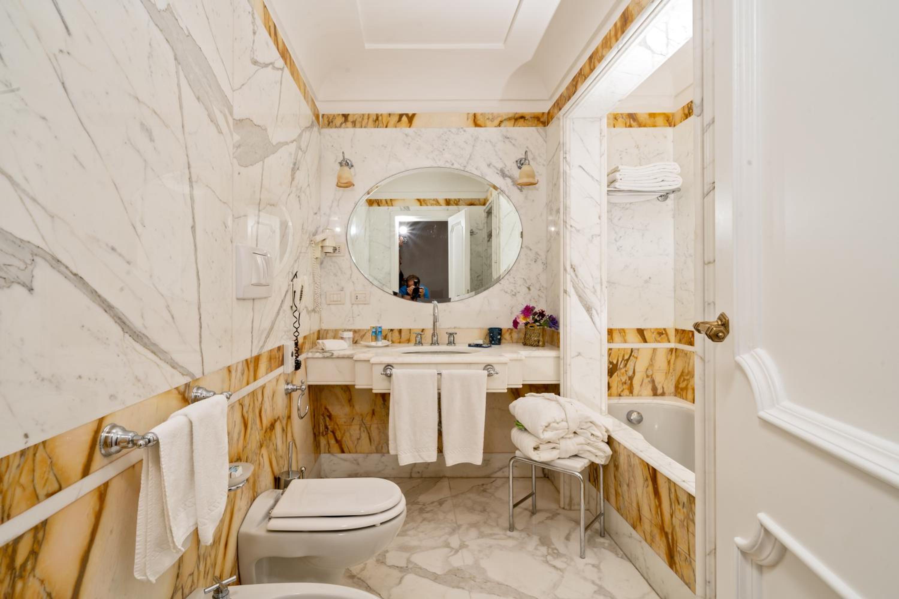 Deluxe Double Room with Balcony and Sea View - Photo 10