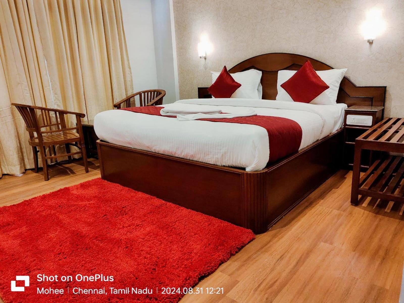 Deluxe Double Room (2 Adults + 1 Child) - Photo 1