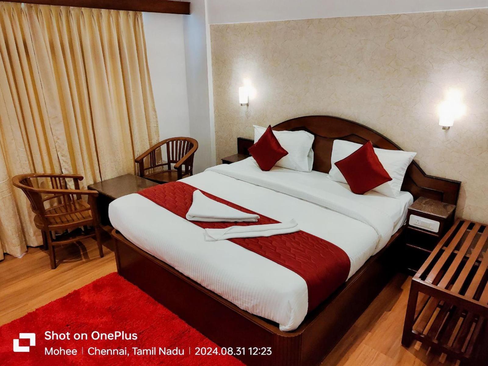 Deluxe Double Room (2 Adults + 1 Child) - Photo 12