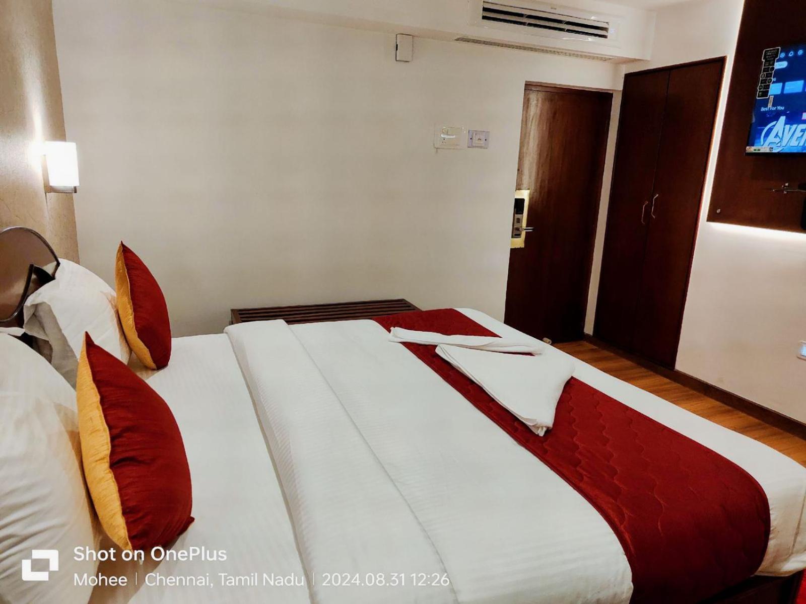 Deluxe Double Room (2 Adults + 1 Child) - Photo 11