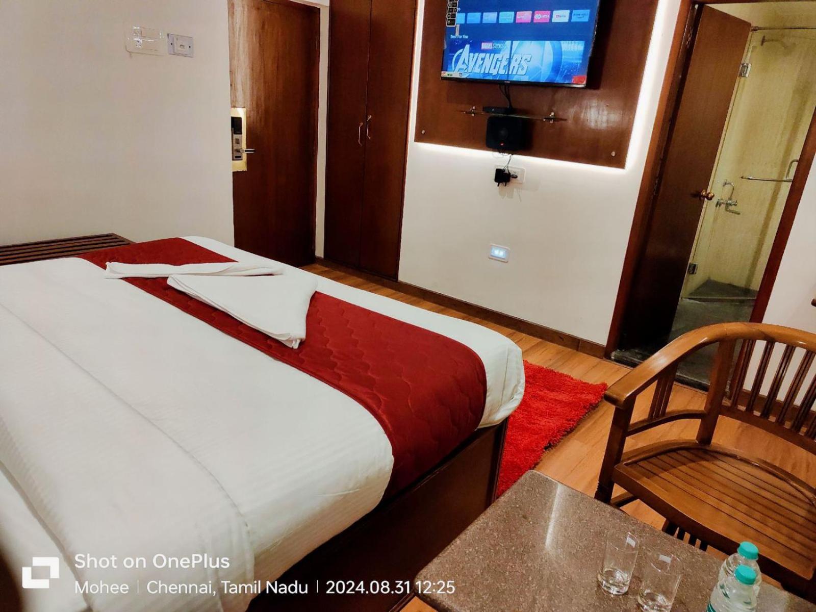 Deluxe Double Room (2 Adults + 1 Child) - Photo 9