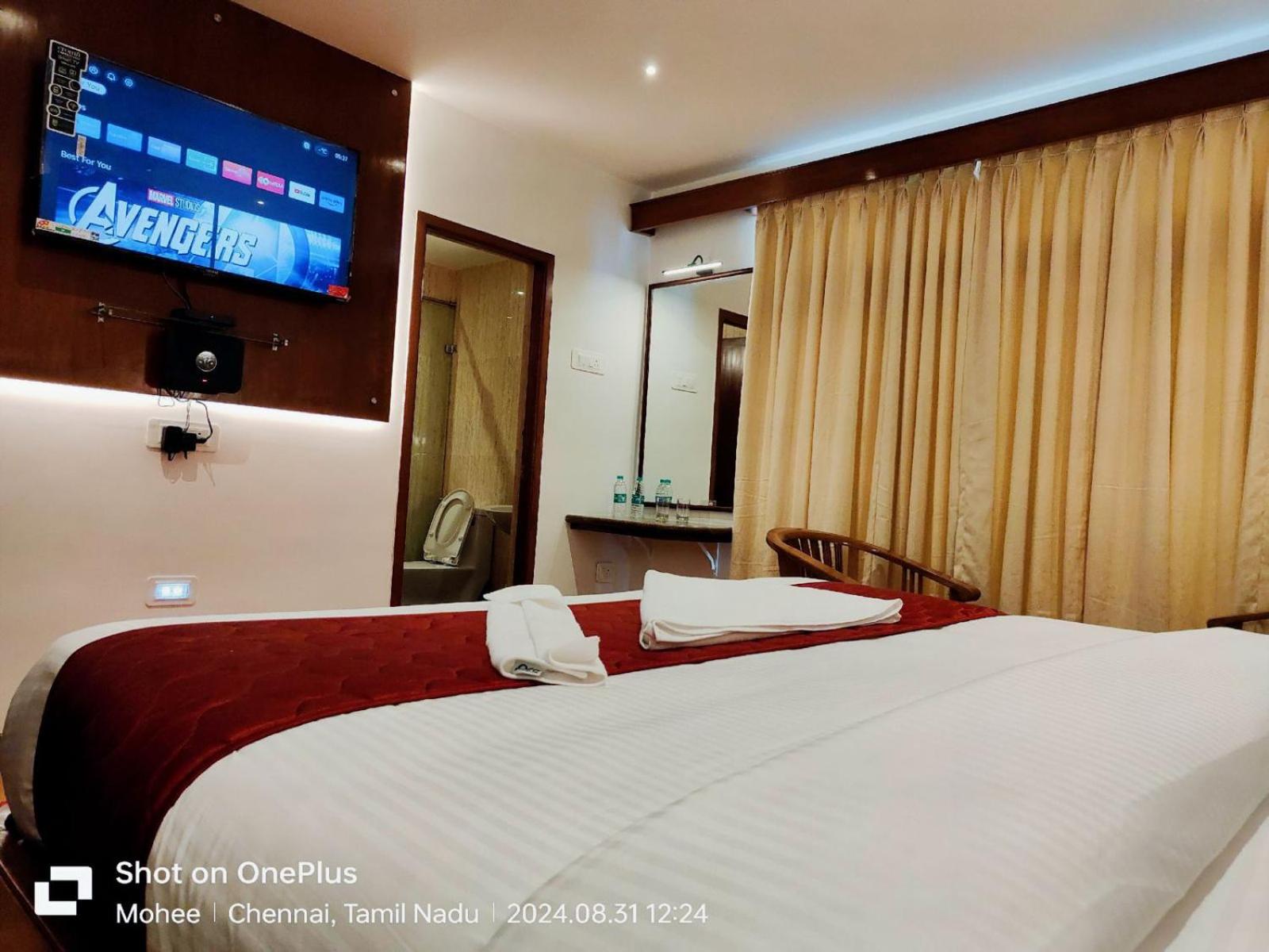 Deluxe Double Room (2 Adults + 1 Child) - Photo 3
