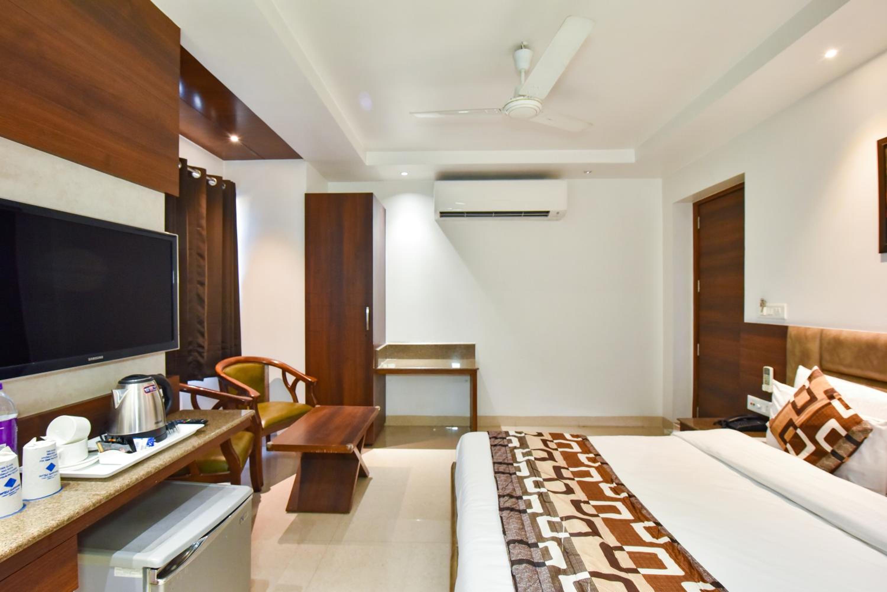 Superior King Room - Photo 11