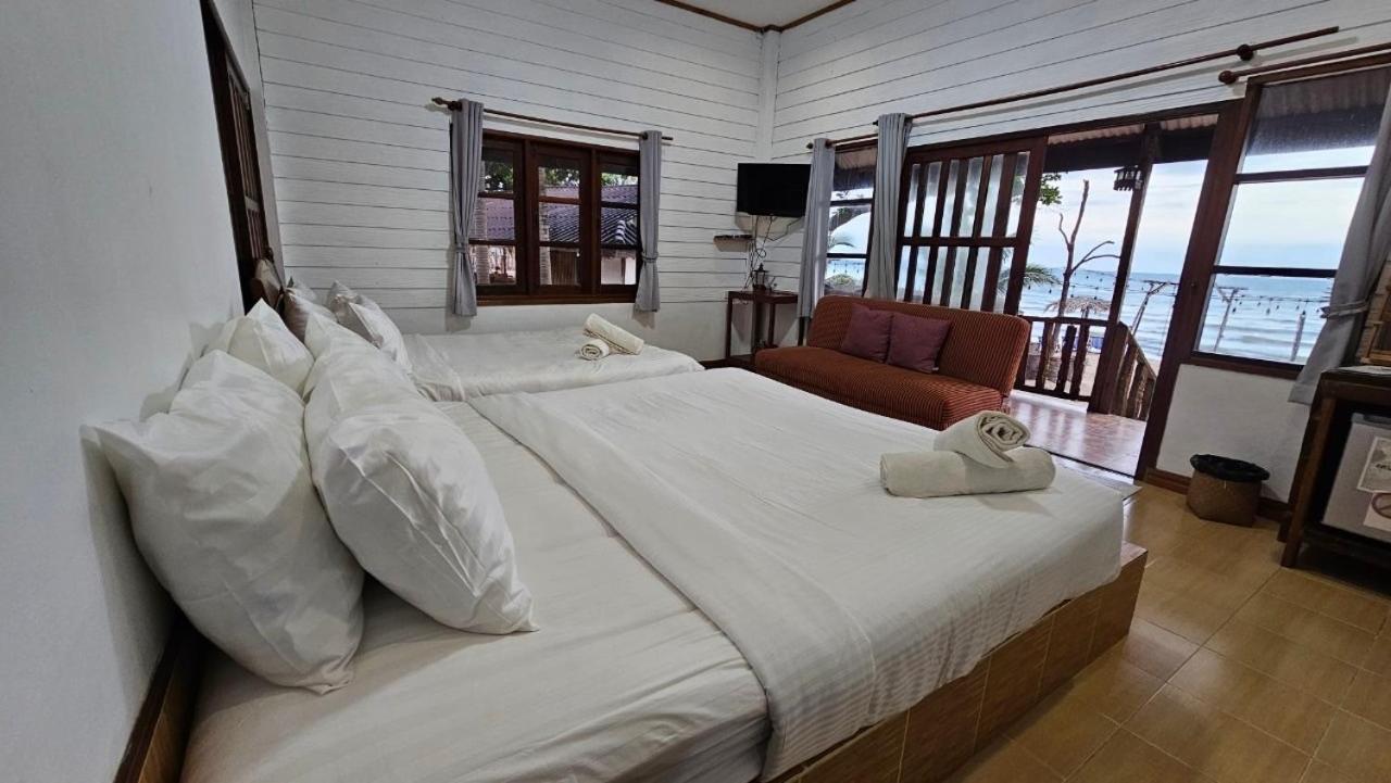 Deluxe Double Room with Beachfront and Sea View  photo 1