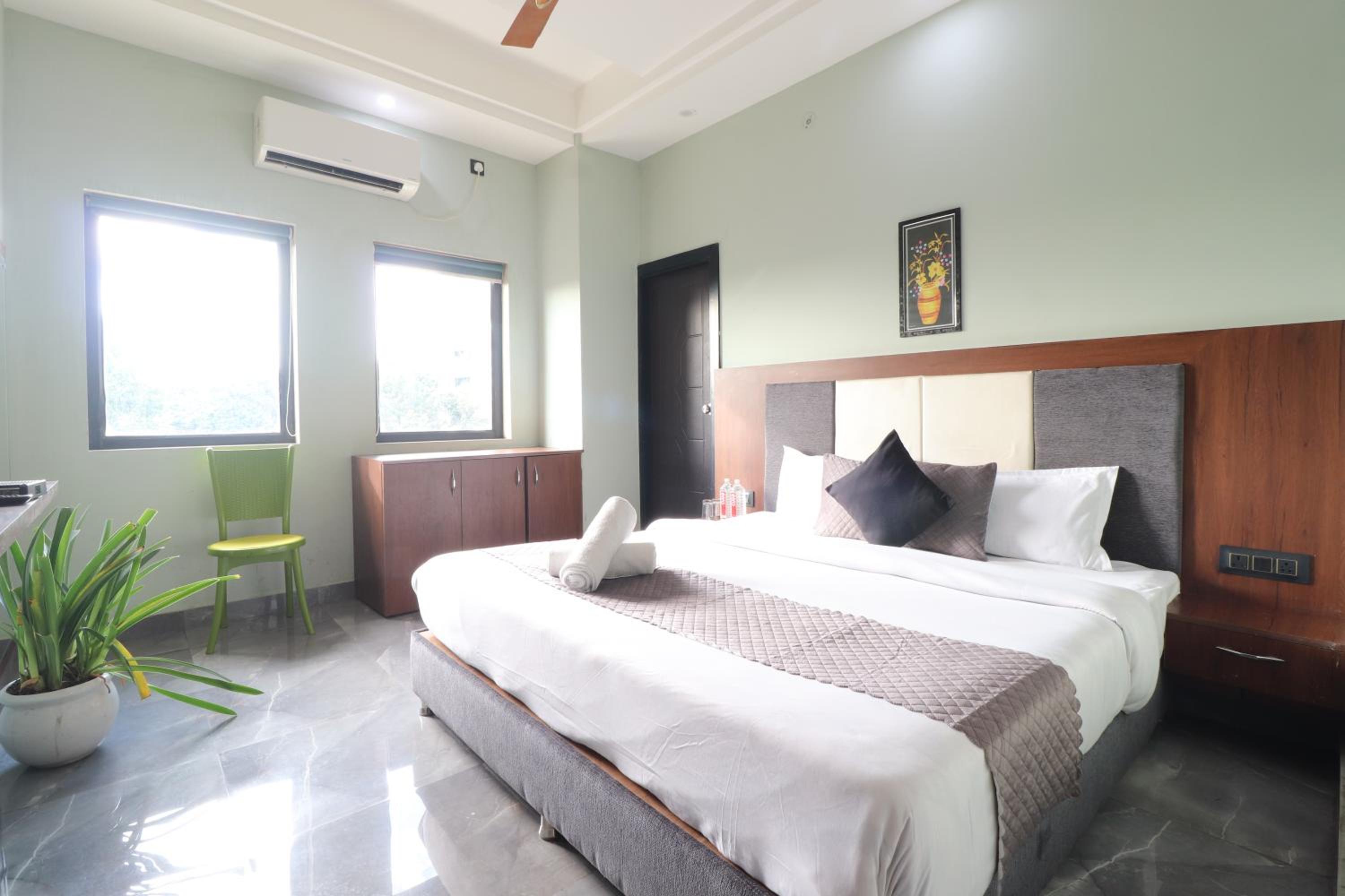Deluxe Double Room (2 Adults + 1 Child) photo 2