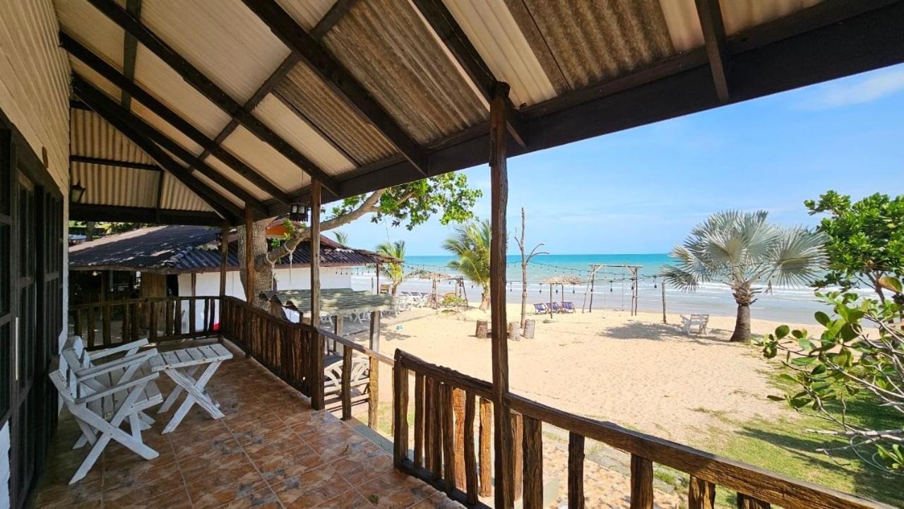 Deluxe Double Room with Beachfront and Sea View  photo 2