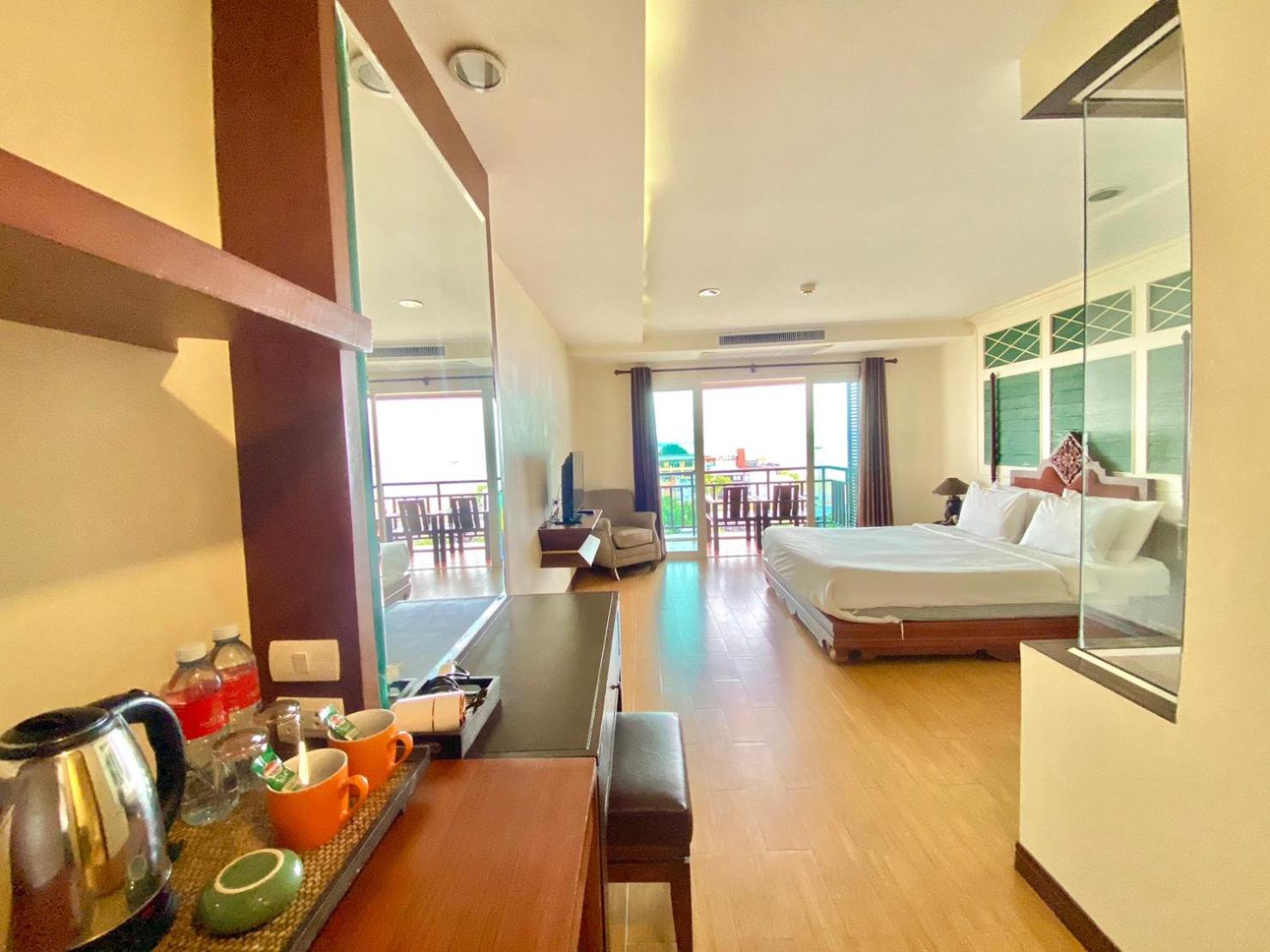 Deluxe Double Room with Balcony - Photo 11