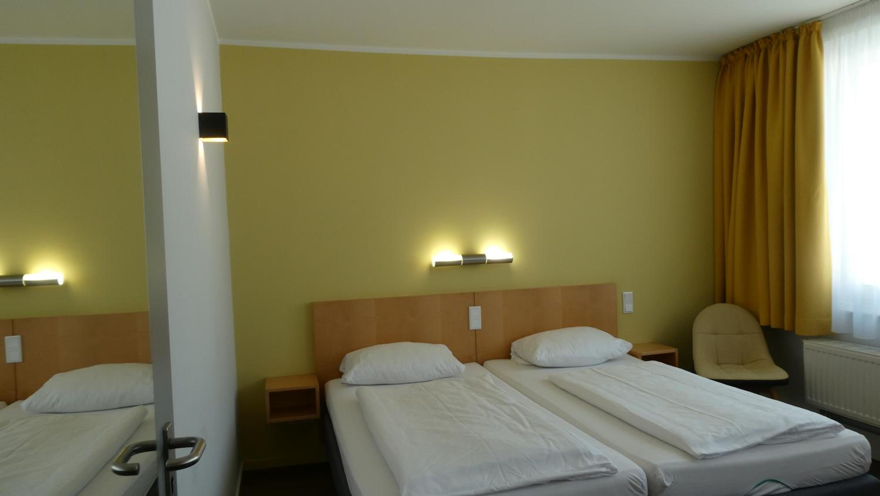 Twin Room - Photo 9